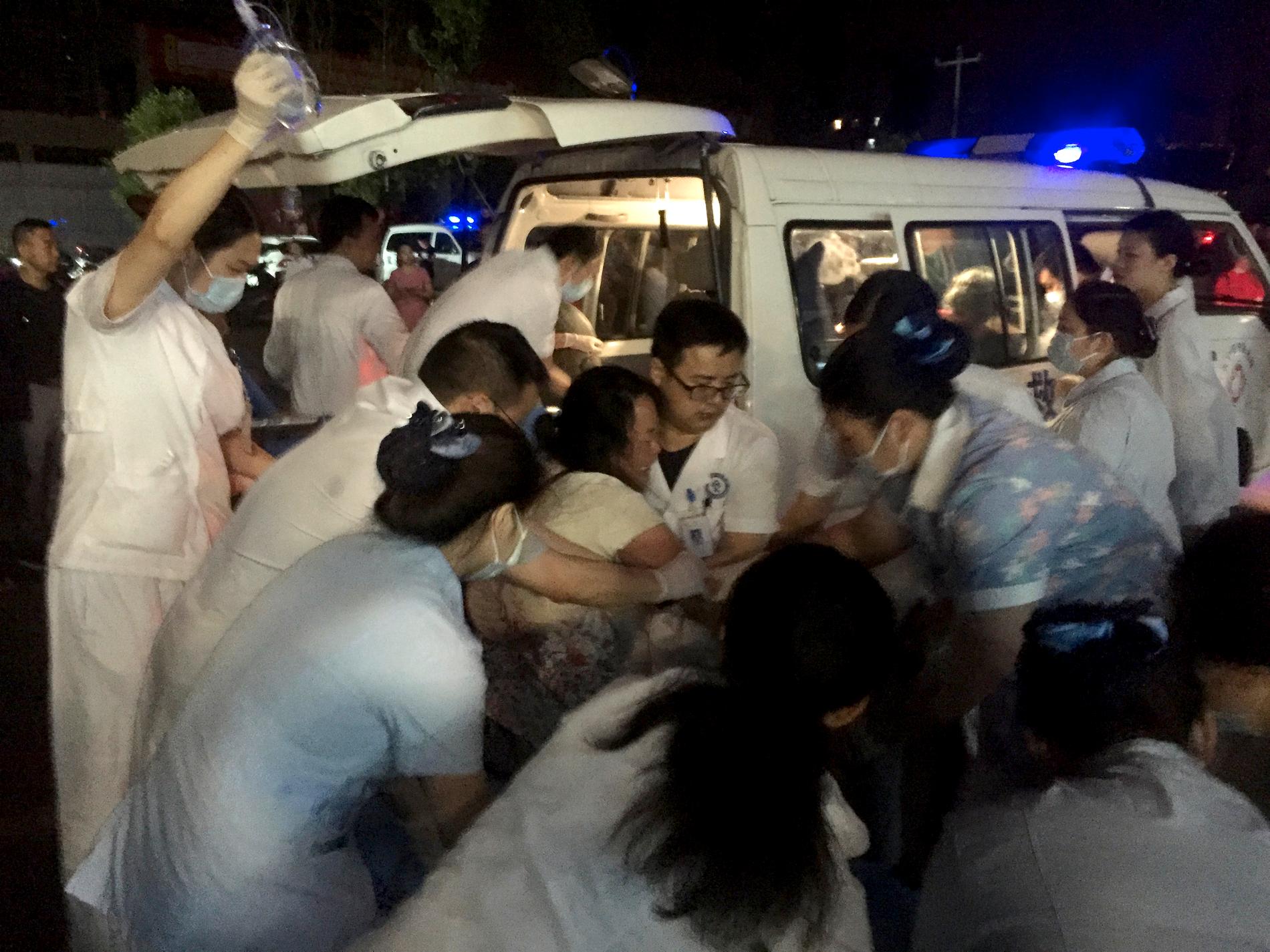Vårdpersonal tar emot skadade i Yibin i Sichuan.