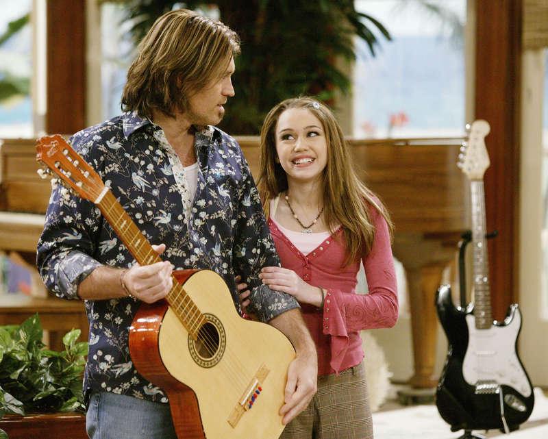 Miley Cyrus blev barnstjärna i hela världen med Disney-tv-serien ”Hannah Montana”, där även sångerskans pappa Billy Ray Cyrus medverkade.