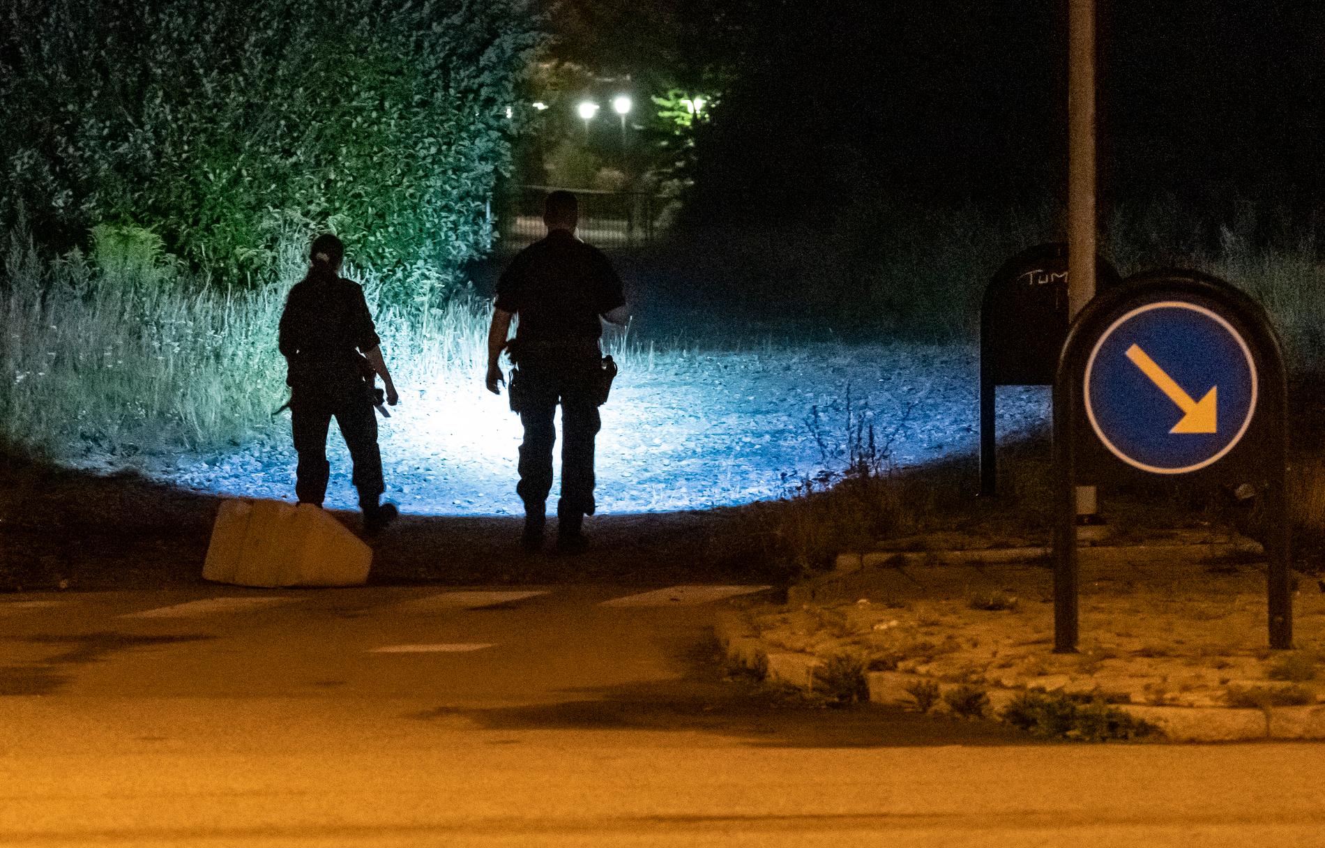 Poliser i närheten av Råbyhemmet utanför Lund efter fritagningen.