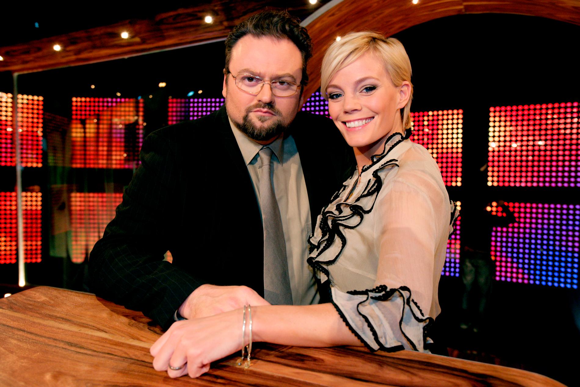 Underhållningsprogrammet ”Pokerfejs” började sändas i TV4 våren 2007. Adam Alsing var programledare tillsammans med Gry Forssell.