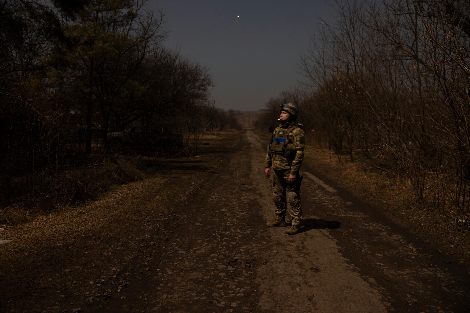 Vladimir, 29, står natten och väntar på besked från sina befäl om de kan hämta de skadade soldaterna som begärt hjälp. På natthimlen syns flera drönare i luften och explosioner hör konstant. 