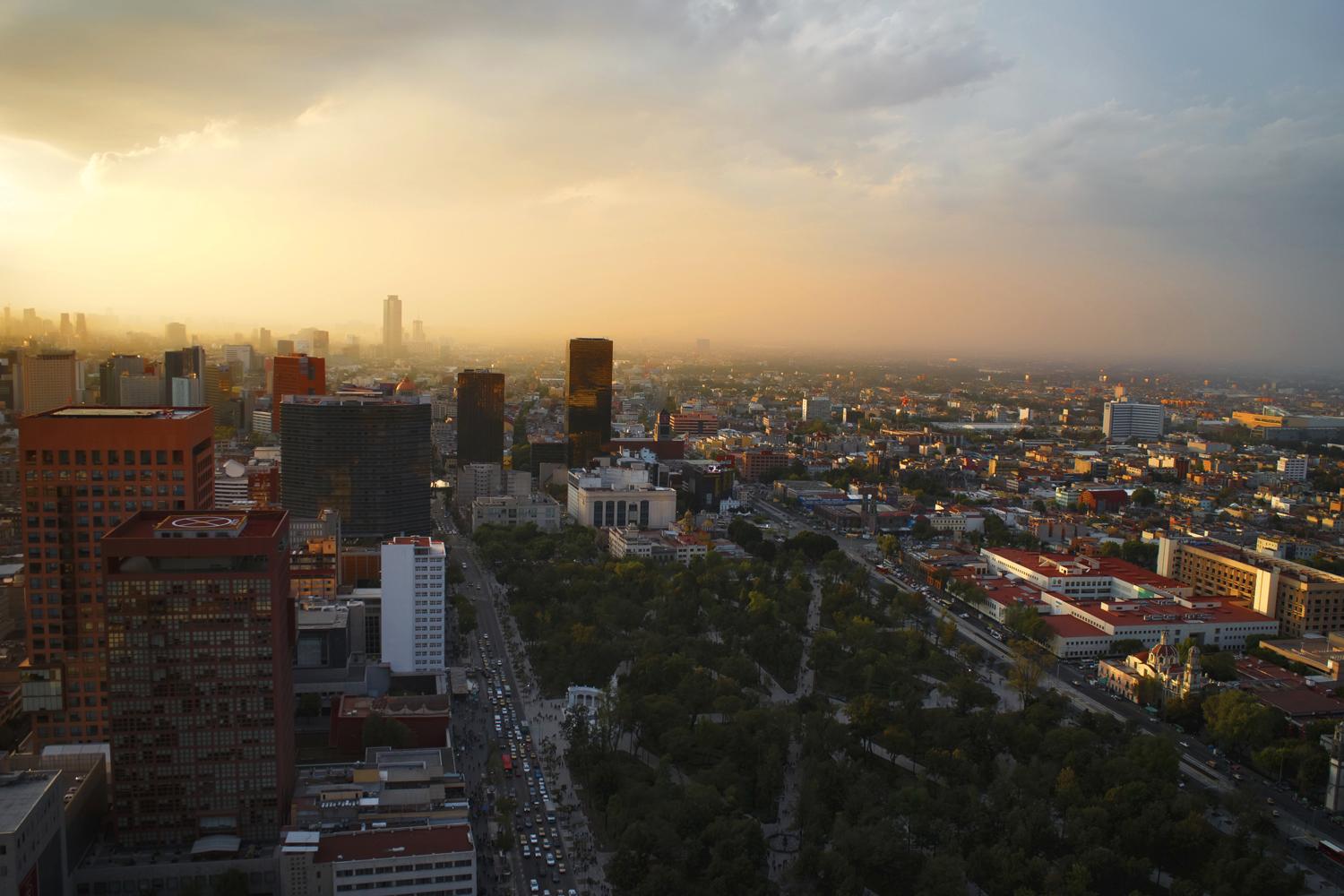 Enligt rapporten "Prices and earnings" (CIO Wealth Management Research) är Mexiko City ett av de billigaste resmålen i världen om man vill checka in på femstjärnigt hotell.