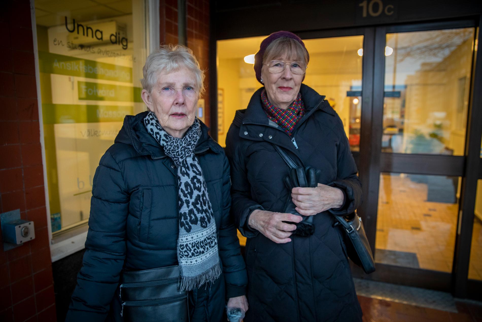 Väninnorna Marianne Persson och Charlotte Edström vill att polisen eller kommunen skickar ut varningsbrev till alla över 70 år. 