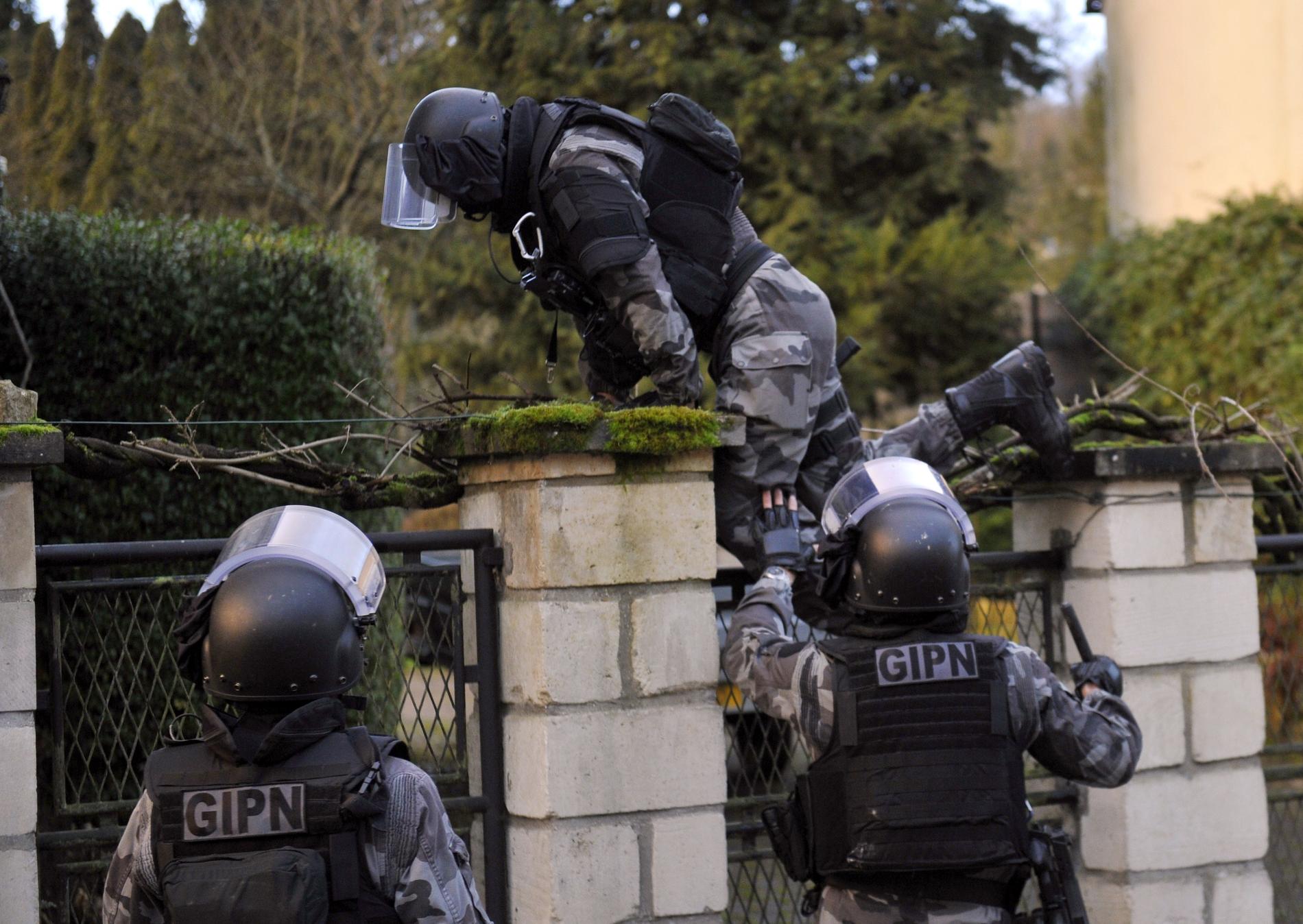 Fransk polis i Corcy norr om Paris.