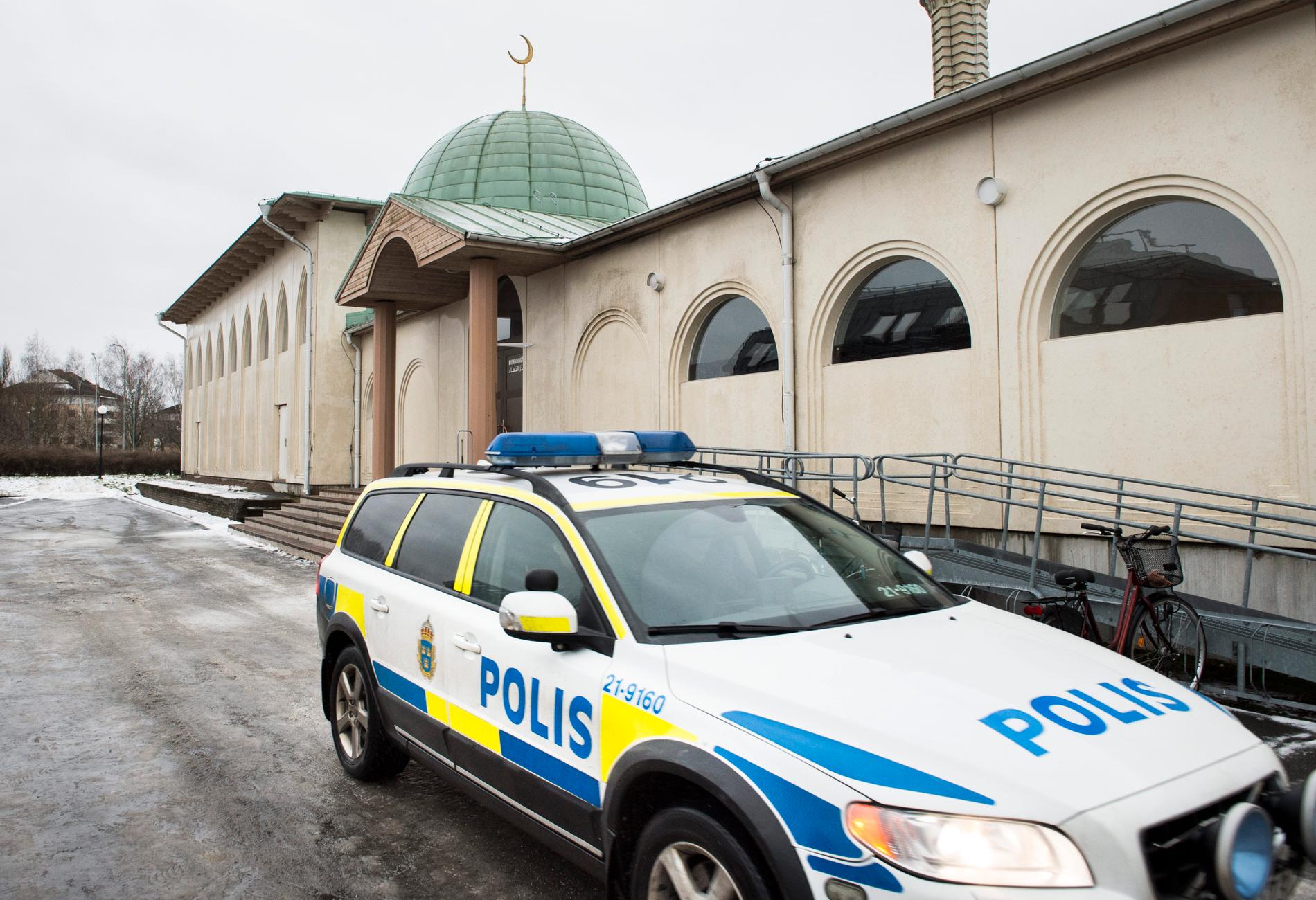 Polis på plats vid en moské i Uppsala efter ett angrepp med bland annat brandbomb på nyårsdagen 2015. Arkivbild.