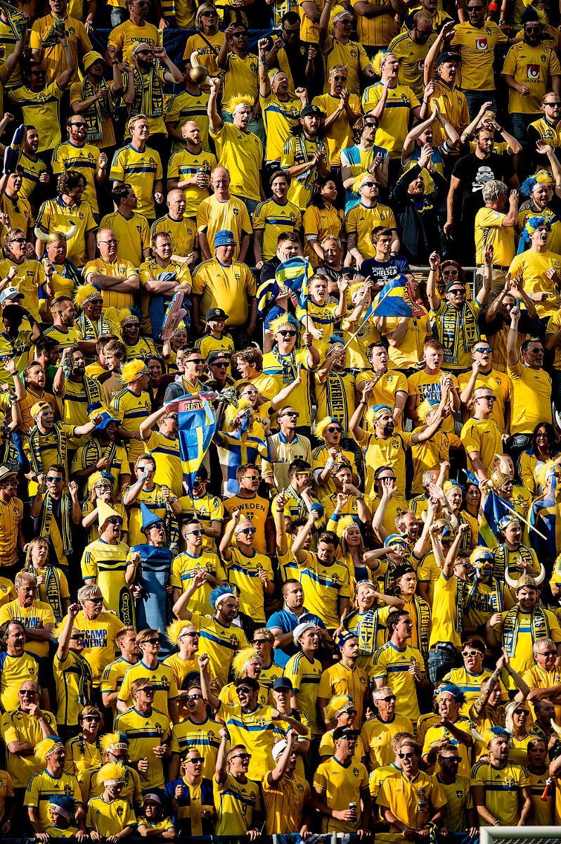 Svenska fansen – den gula väggen.