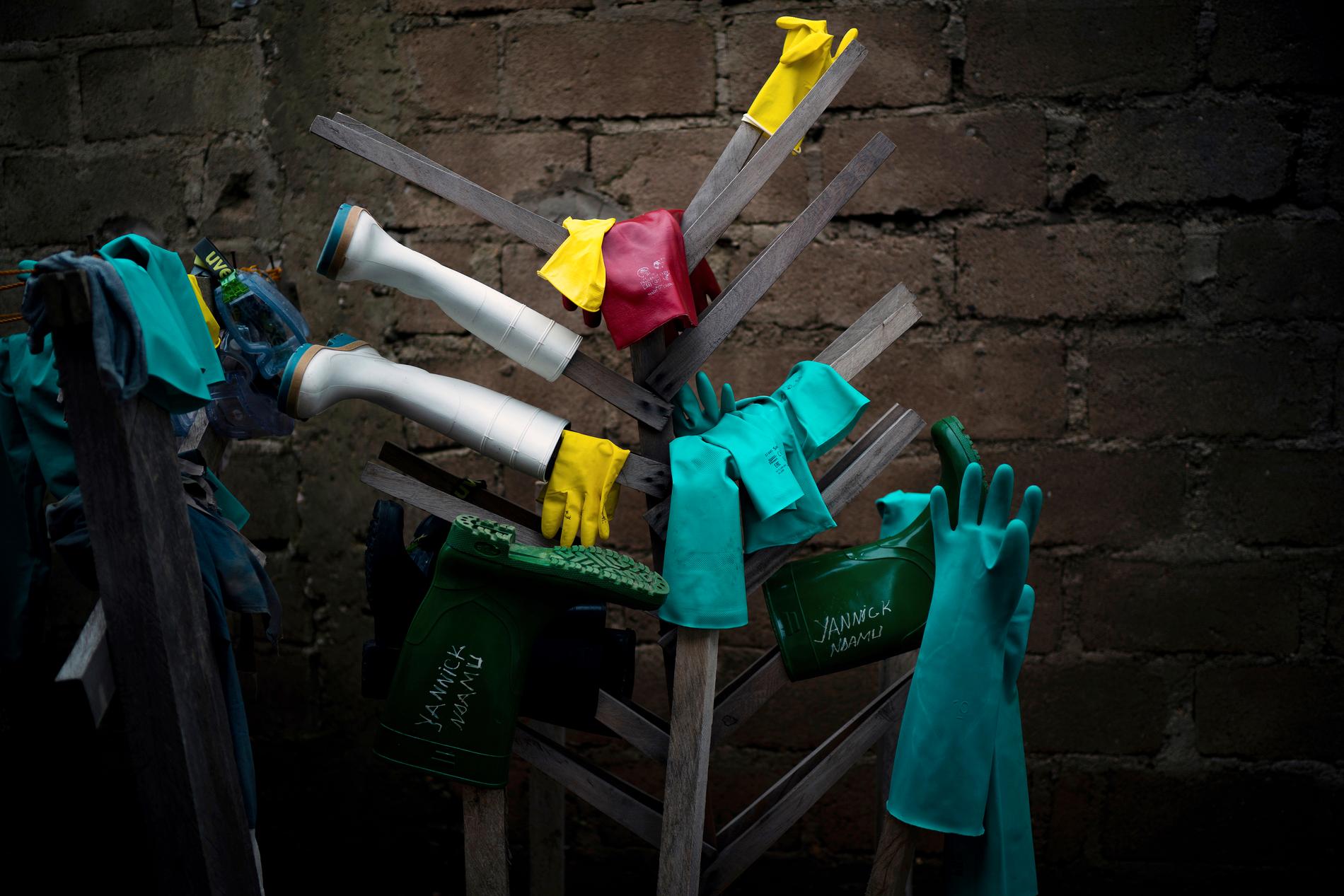 Hjälparbetare som behandlat ebolapatienter har hängt gummihandskar och stövlar på tork vid en ebolamottagning i Kongo-Kinshasa. Arkivbild.