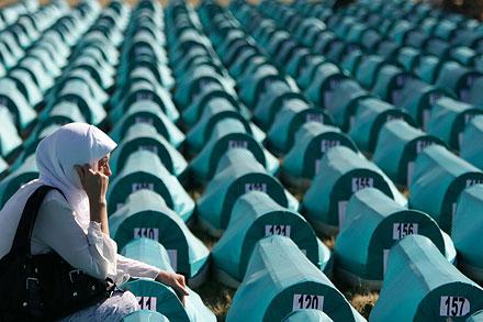 Sista vilan Här begravde 307 av de cirka 8 000 personer som dödades i Srebrenica 1995. Ceremonin ägde rum på en begravningsplats, där 3200 offer redan ligger begravda.