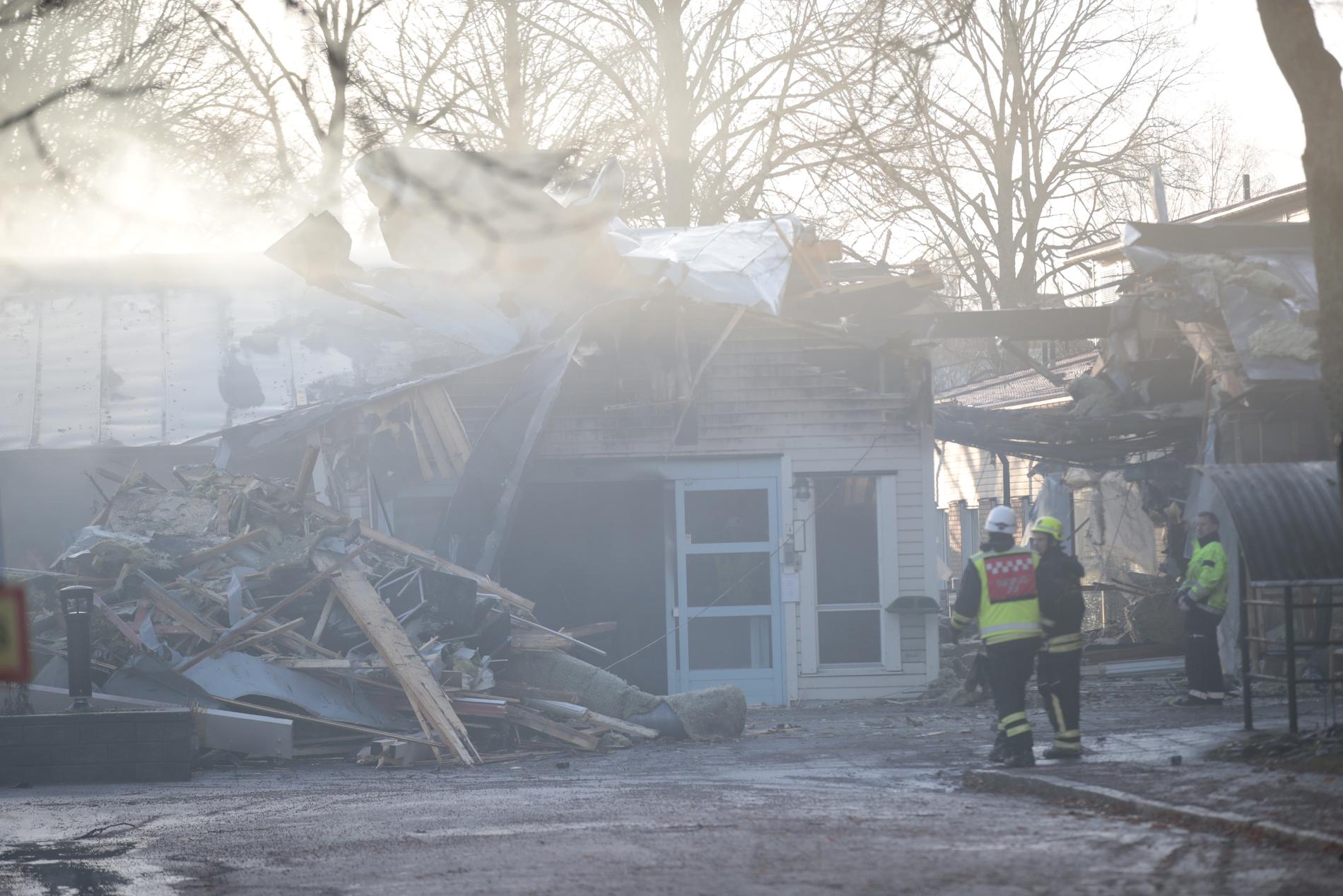 Äldreboendet Allégården i Tibro blev delvis förstört av en nattlig brand i januari. Nu pekar räddningstjänstens utredning på brister i brandskyddet.