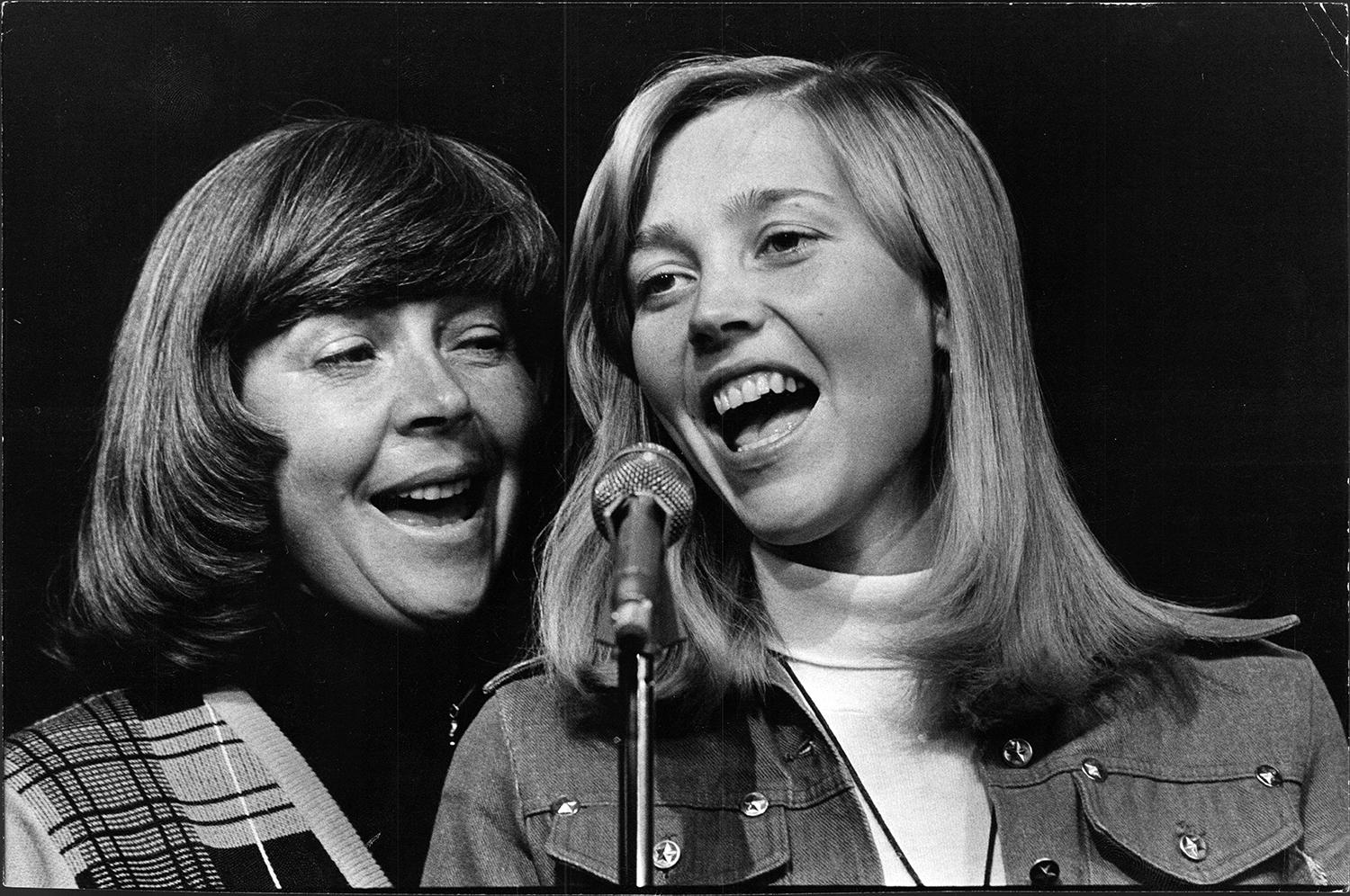 Alice Babs och Titti Sjöblom sjunger tillsammans 1976.