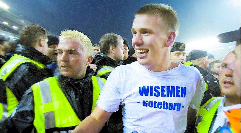 ”Jag sÅg inte” Fansen stormade Nya Ullevis gräsmatta och Pontus Wernbloom fick på sig en t-shirt vars motiv tillhör en våldsam supporterfalang. ”Jag såg inte”, säger Wernbloom, som tar avstånd från våldsamma fans.