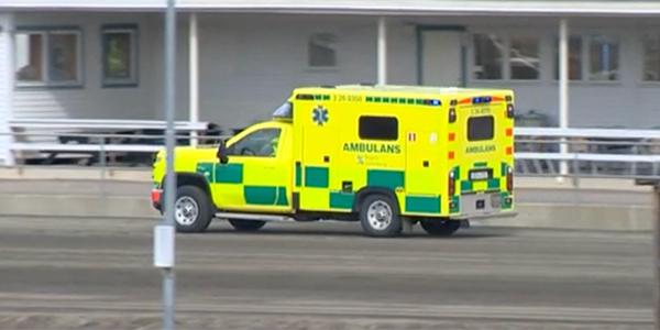 Ambulans på plats efter olyckan.