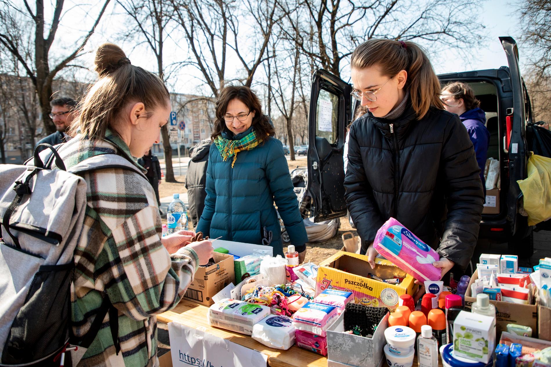 Jurgita och Kotryna från "Vilnius city volonteers" har ställt upp ett bord med gåvor vid centret. "Något vi verkligen behöver är sockor", säger Kotryna, till höger i bilden.