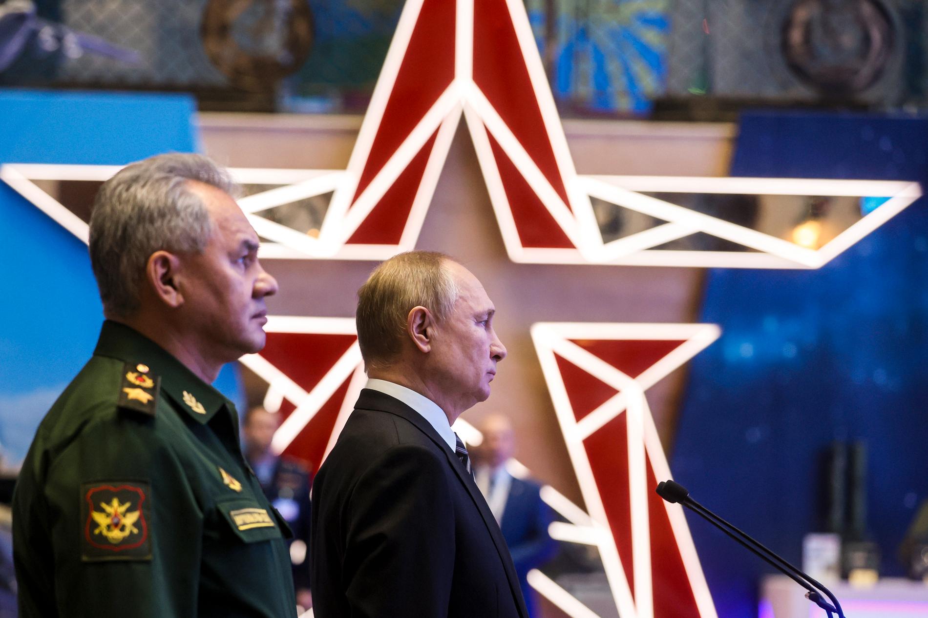 Rysslands försvarsminister Sergej Sjojgu (vänster) och president Vladimir Putin.