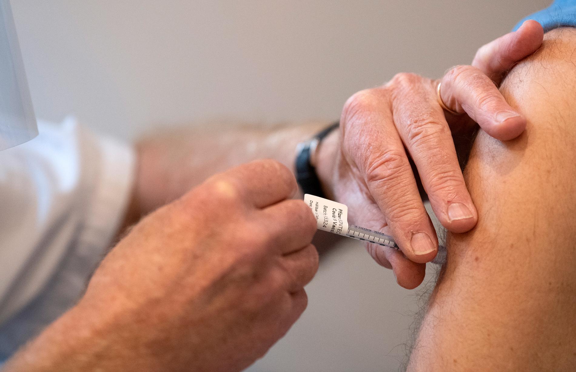 Folkhälsomyndigheten uppmanar alla som är 65 år eller äldre att ta en påfyllnadsdos covidvaccin från och med den 1 september. Arkivbild.
