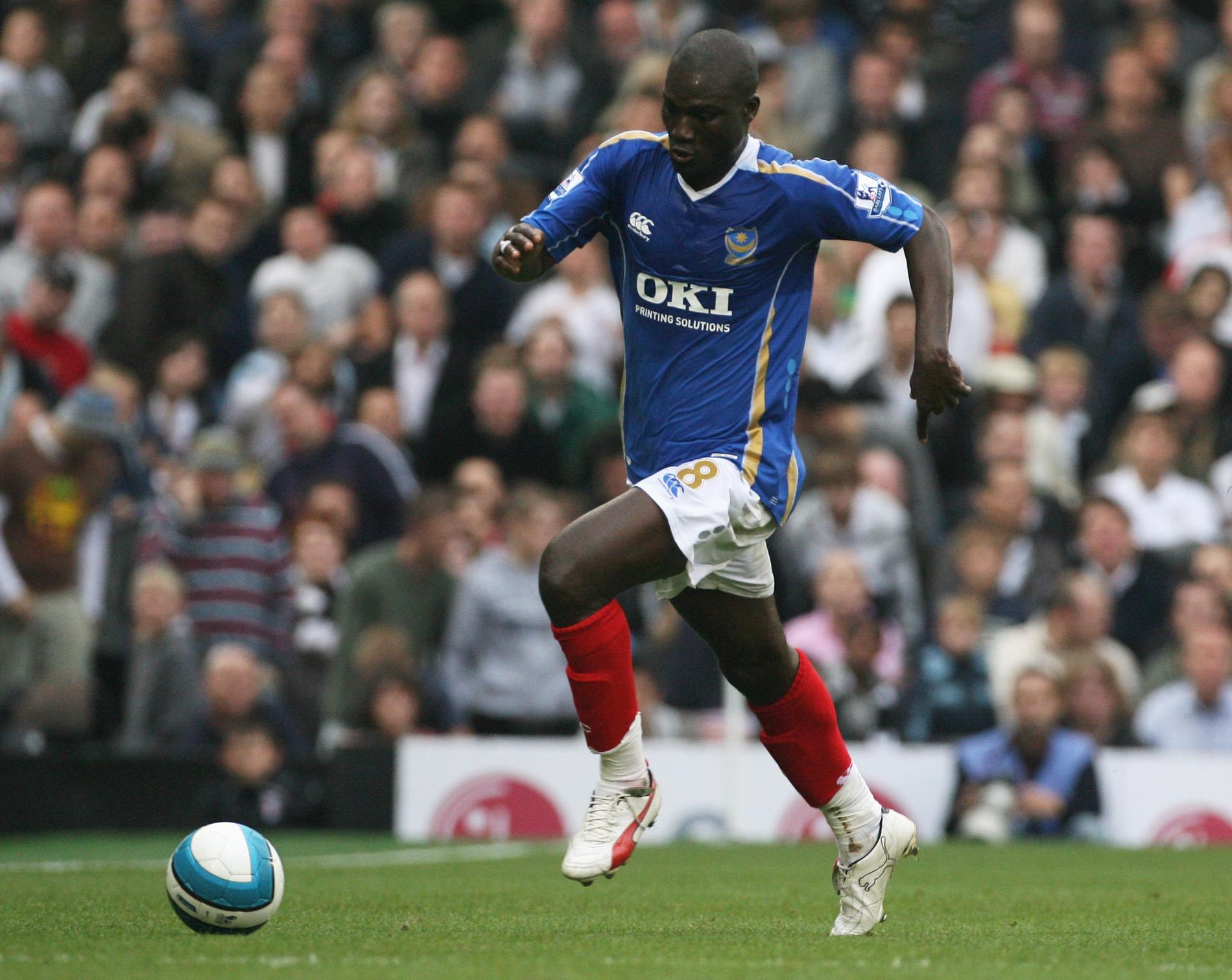 Papa Bouba Diop spelade totalt sju säsonger i Premier League, för Fulham och här Portsmouth.