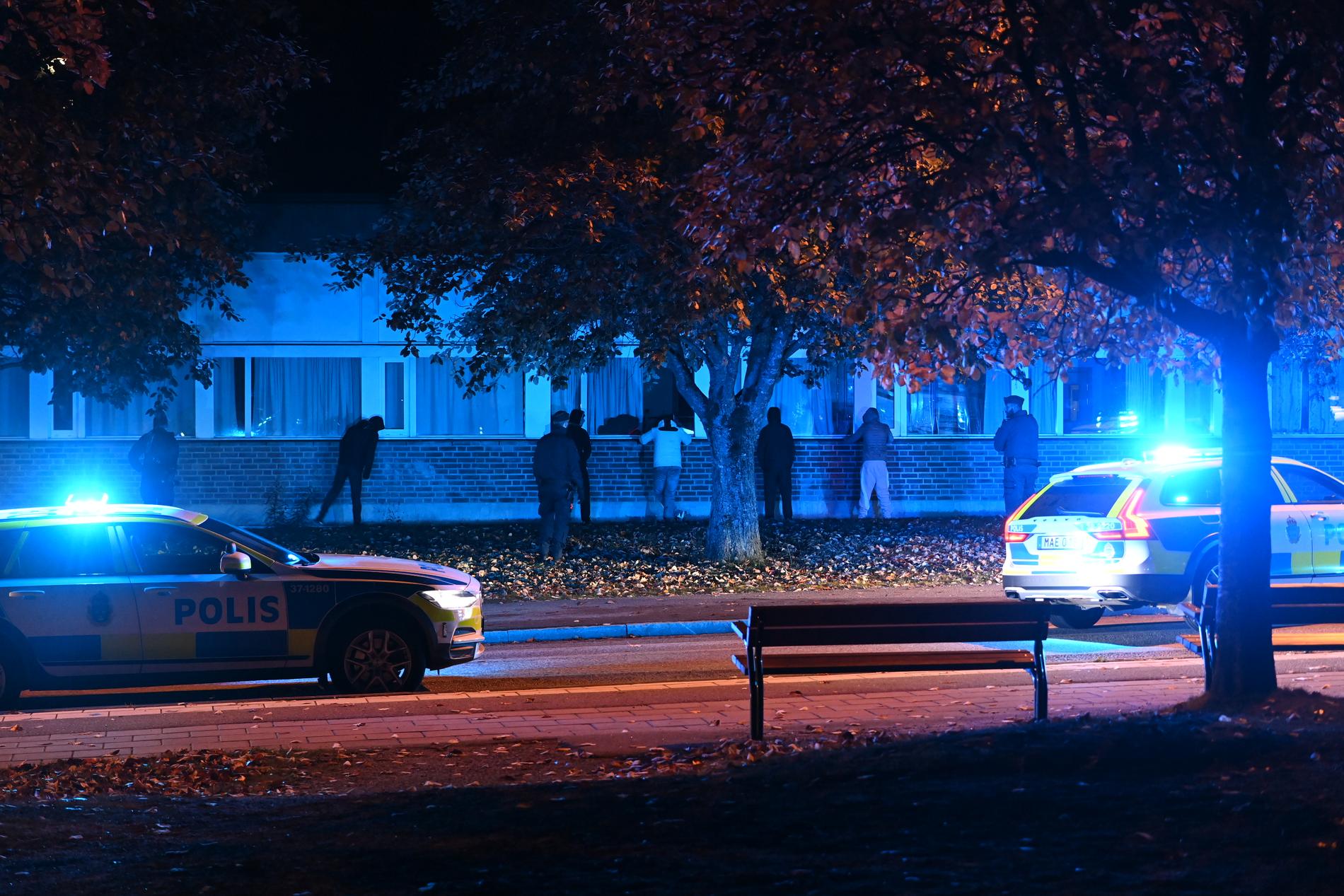 Personer kontrolleras av polis i Ronna efter lördagskvällens skjutning. 