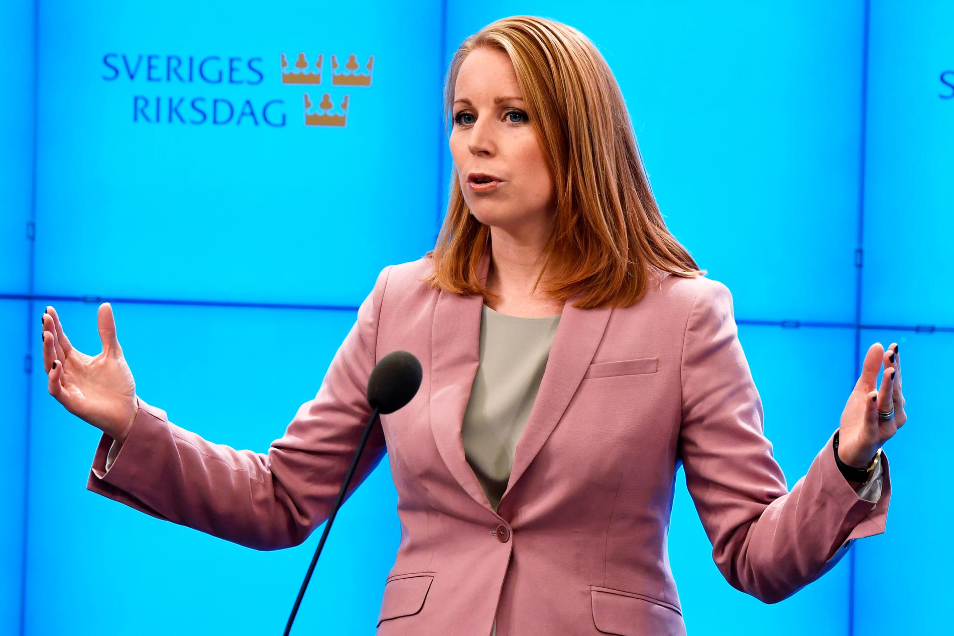 Centerpartiets partiledare Annie Lööf har inlett sitt svåra arbete.