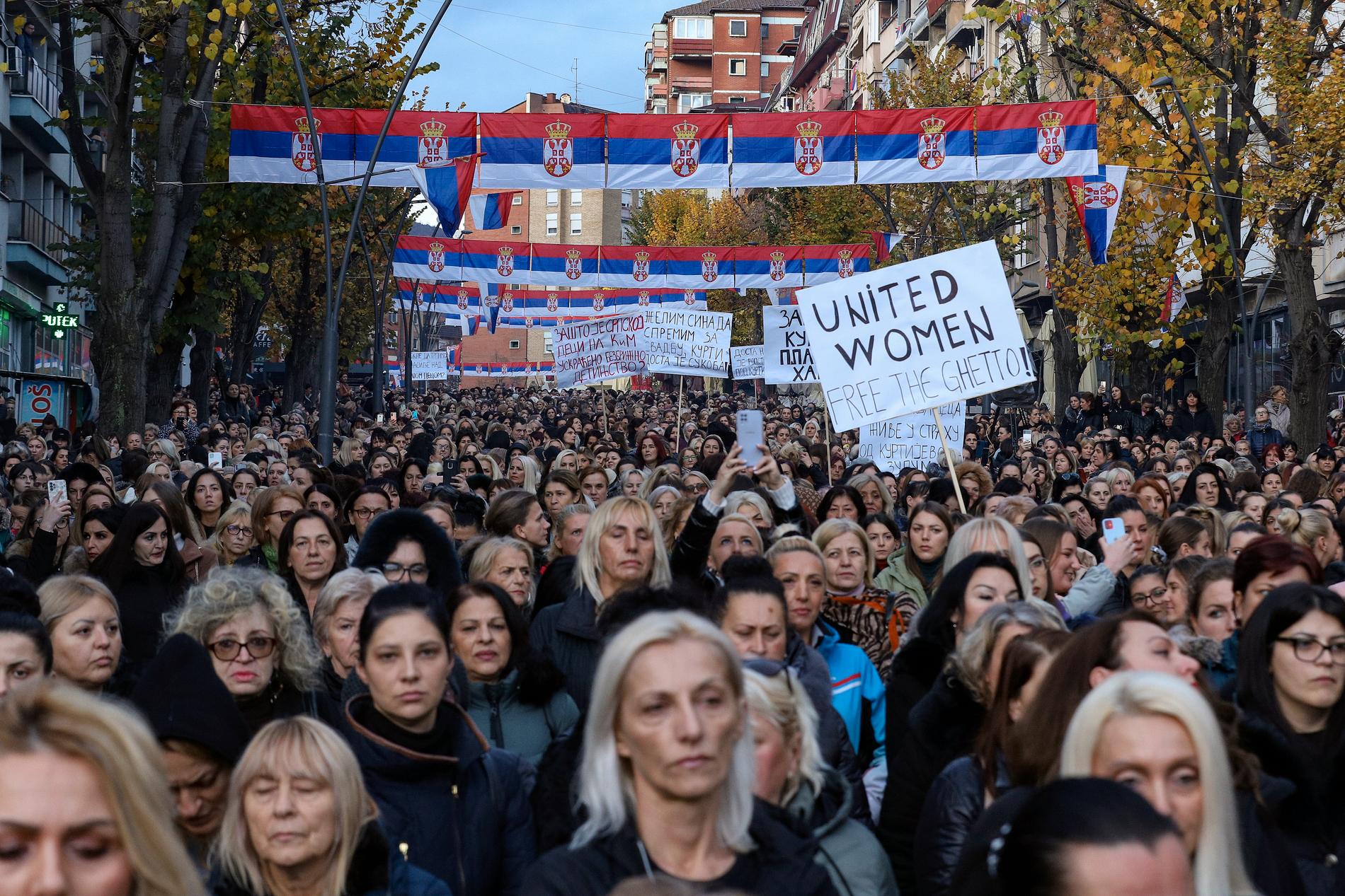 Serber i Kosovo demonstrerar under onsdagen i Mitrovica mot förslaget att tvinga dem att byta registreringsskyltar.