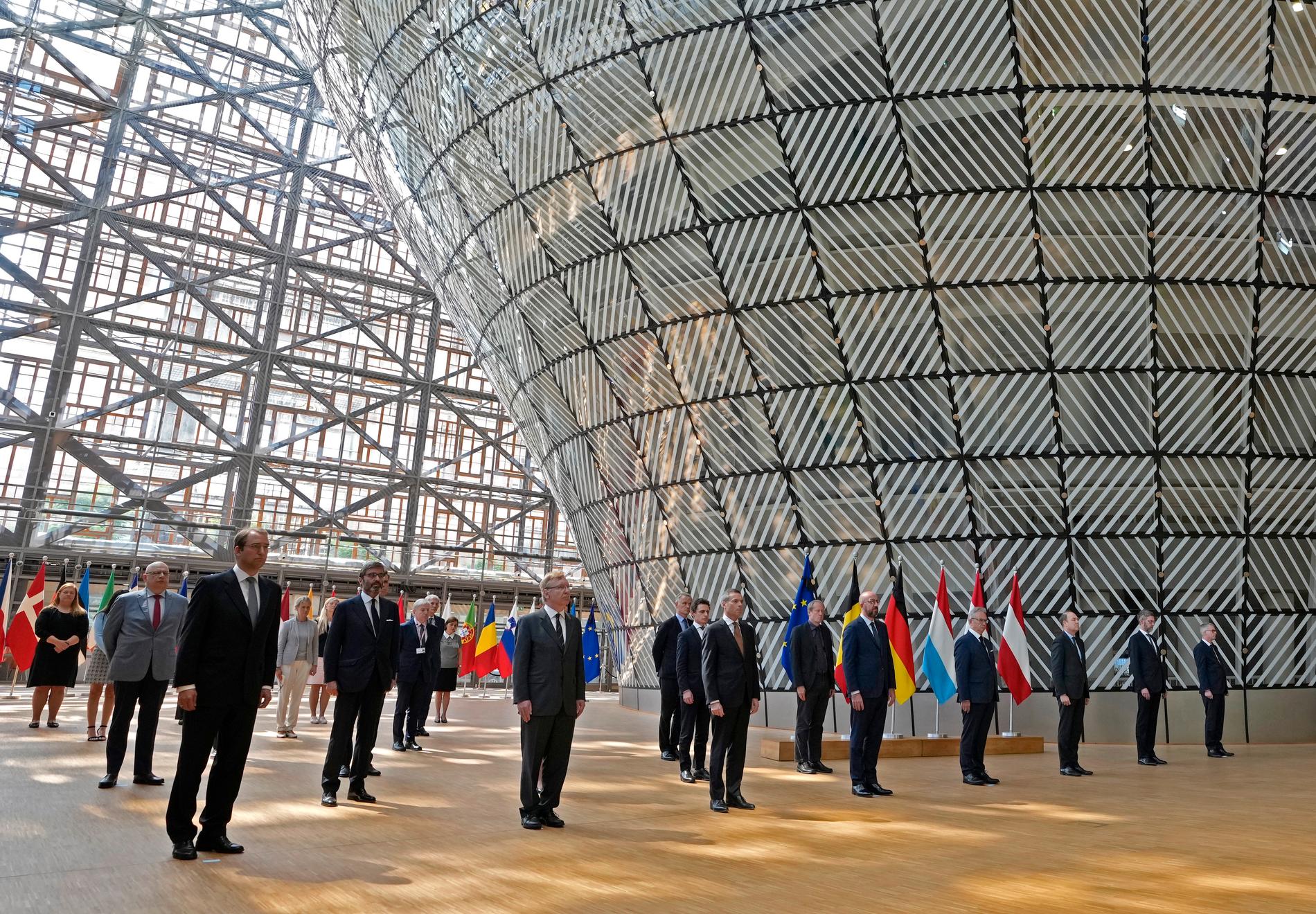 EU:s rådsordförande Charles Michel (i mitten i främsta raden) hedrar översvämningsoffren i Belgien tillsammans med ambassadörer från EU:s medlemsländer i Bryssel.