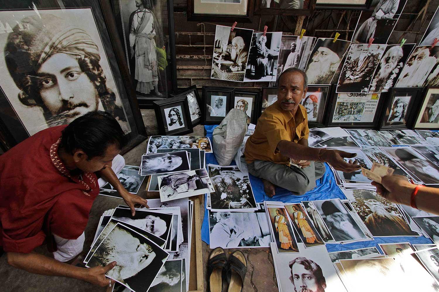 En affär som bara säljer bilder på poeten Rabindranath Tagor i Dhaka.