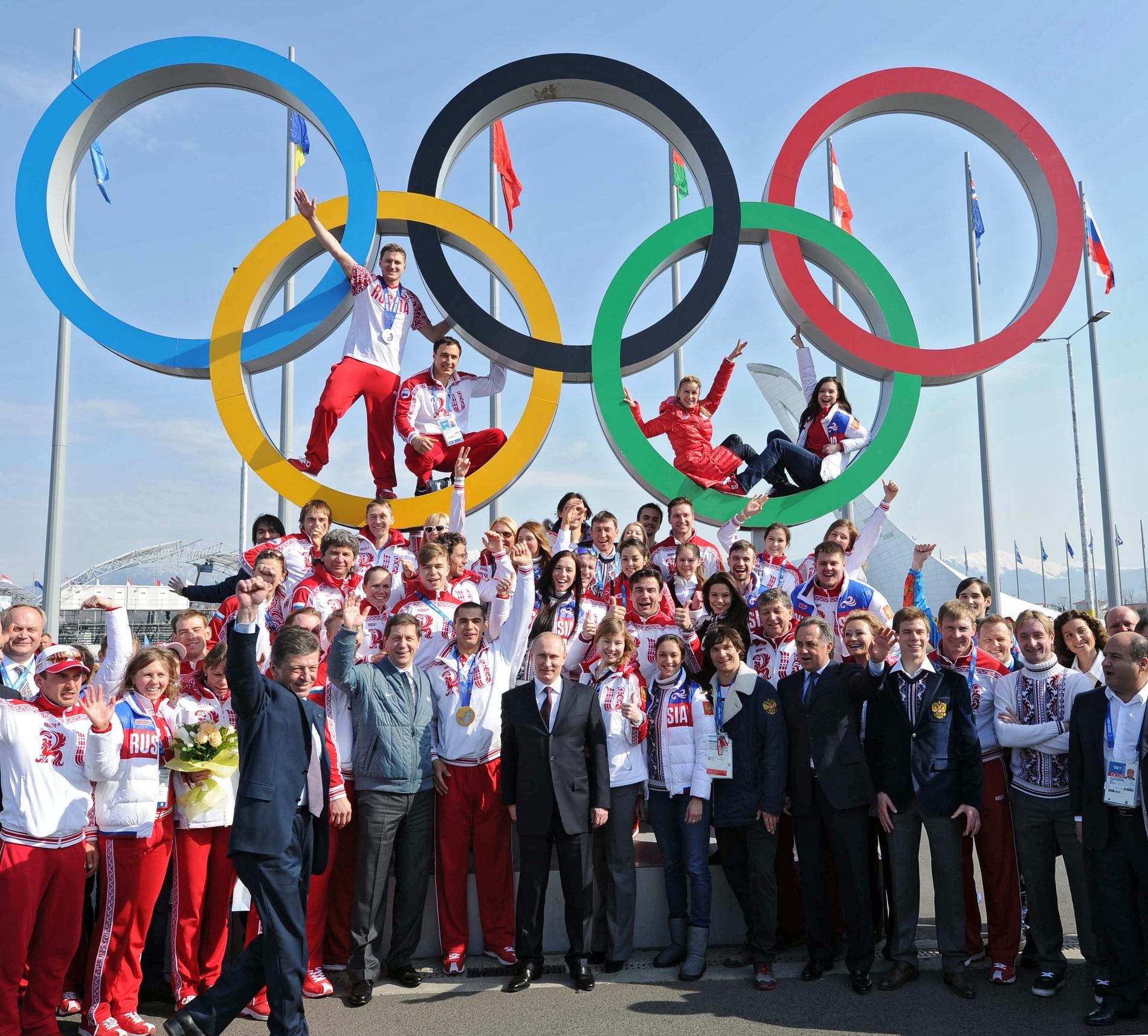 Vladimir Putin och ryska medaljörer efter OS 2014.