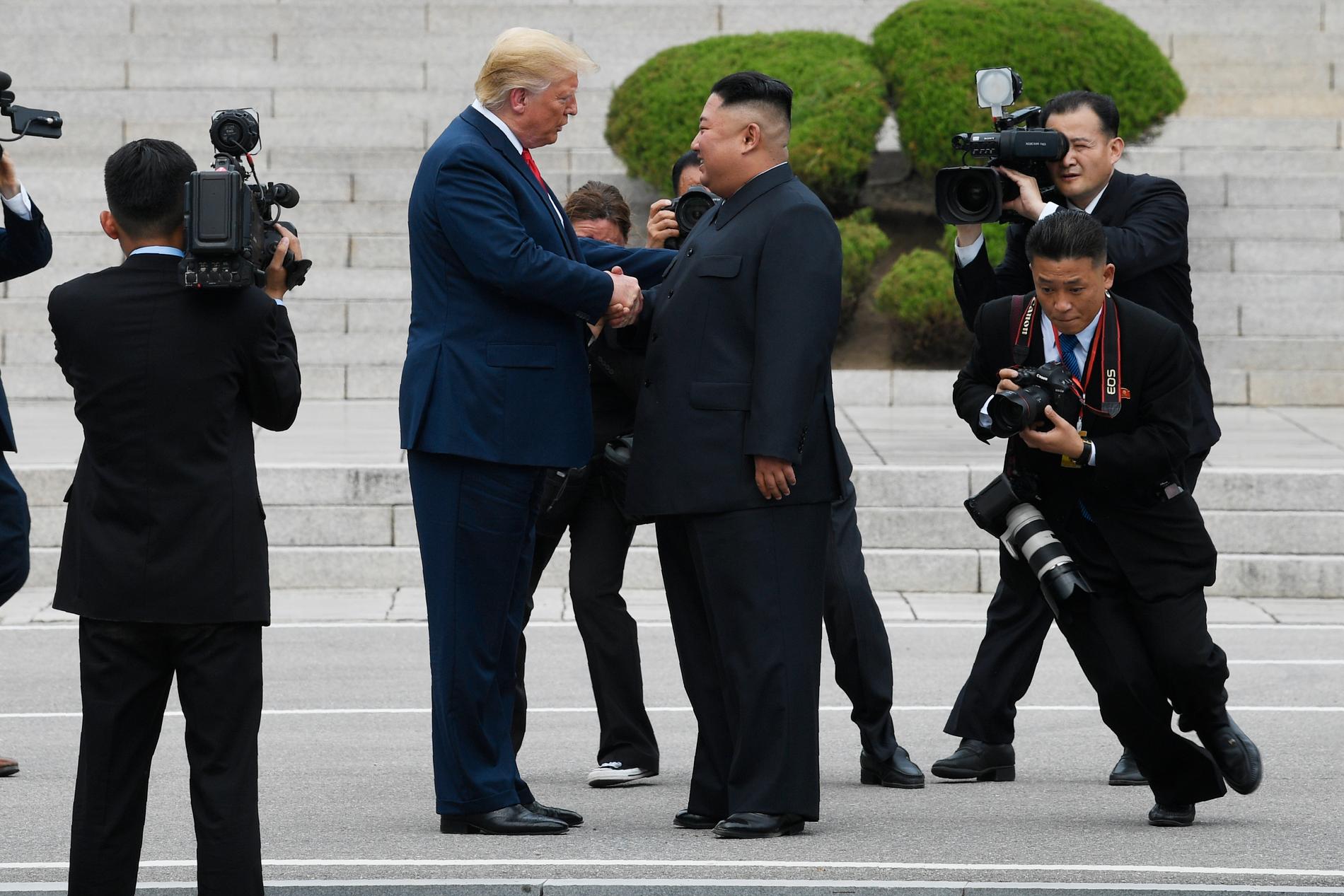 USA:s president Donald Trump och Nordkoreas ledare Kim Jong-Un på gränsen mellan Nord- och Sydkorea den 30 juni.