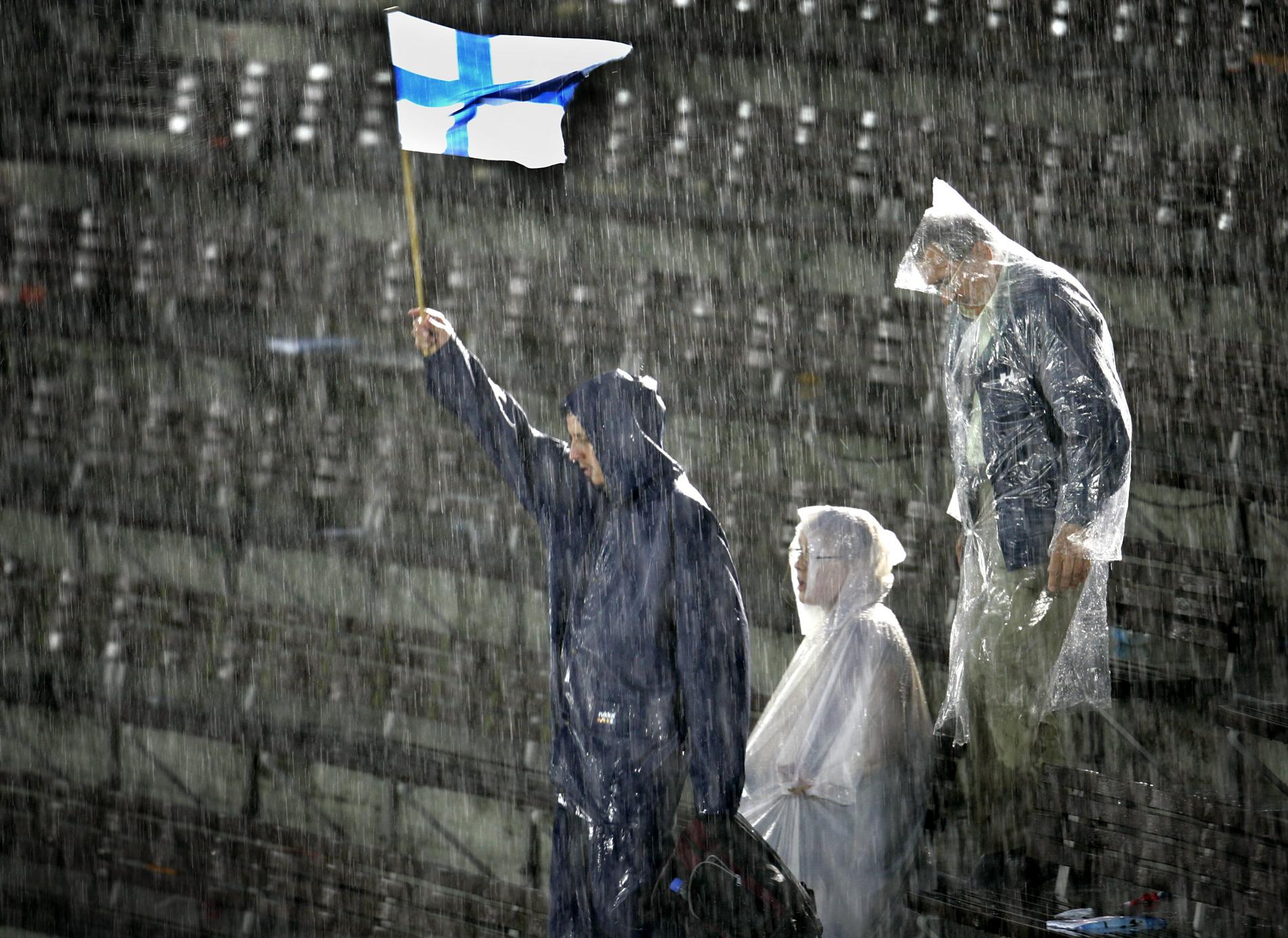Ett skyfall över Olympiastadion stoppade tävlingarna vid 18-tiden vid friidrotts VM i Helsingfors den 9:e augusti 2005.