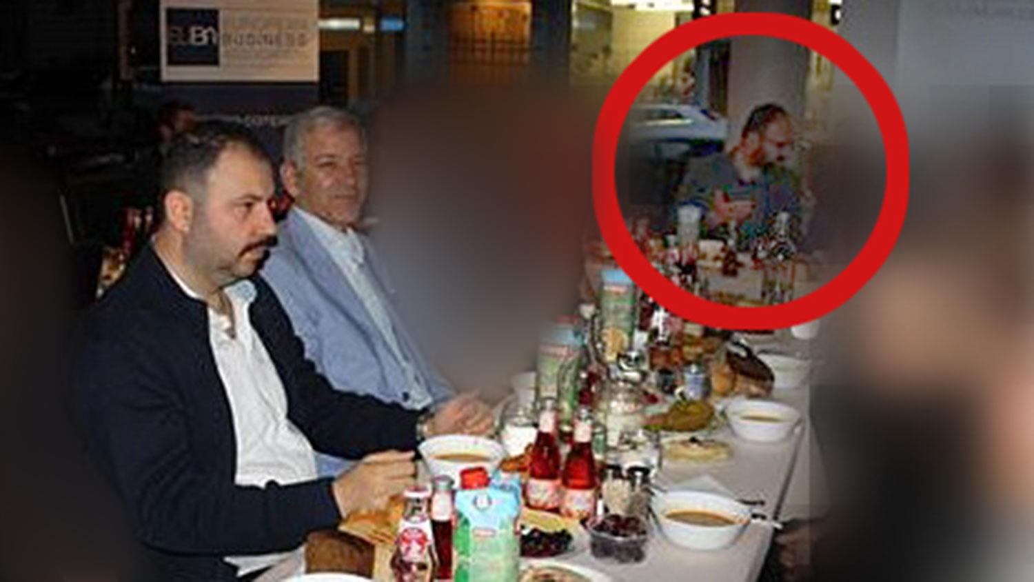 Bostadsminister Mehmet Kaplan (MP) på middag tillsammans med Ilhan Senturk, ledare för den turkiska högerextrema organisationen Grå vargarna, och Barbaros Leylanis.