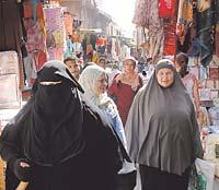 I Kairo bär alla kvinnor slöja - på en mängd olika sätt.