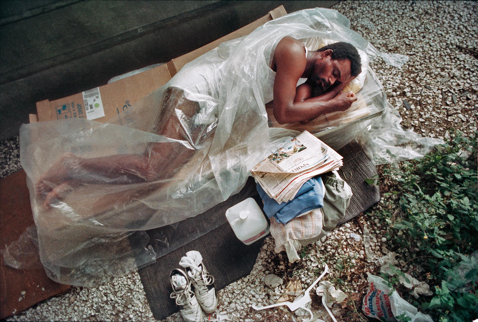 Förre NFL-spelaren Jackie Wallace sover under en bro i New Orleans 3 juli 1990.