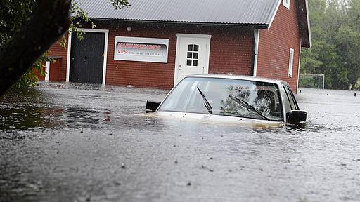 I juli i år drabbades Småland av dramatiska översvämningar. Med klimatförändringarna kommer extremt väder att bli vanligare. Samtidigt drar regeringen ner på Sveriges krisberedskap.
