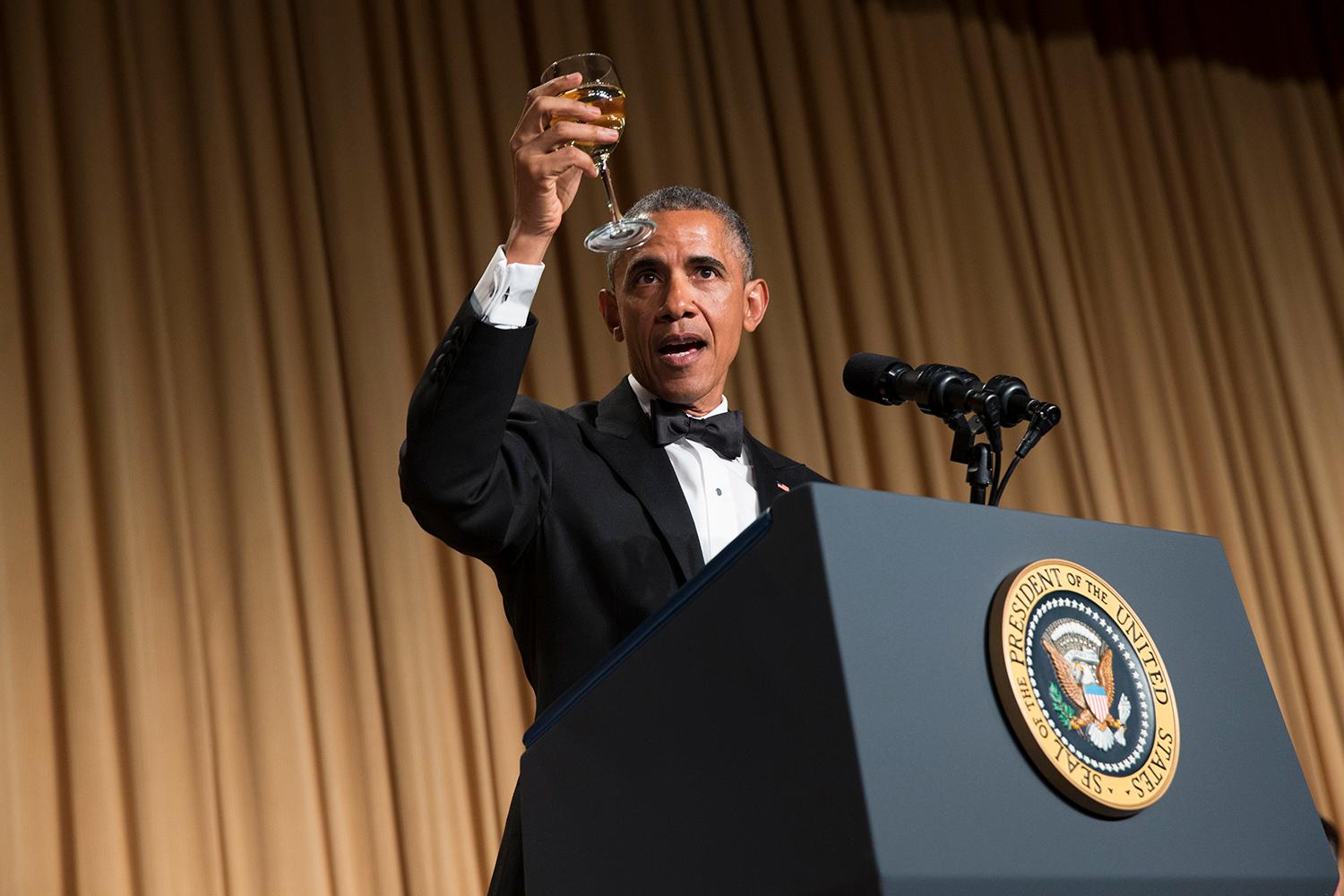 Obama på skålar på middagen 2015.