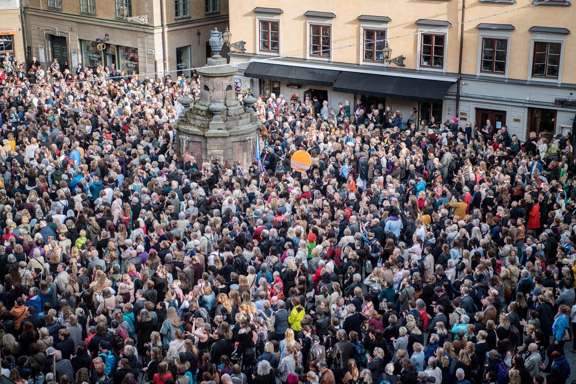 Tusentals personer slöt i april förra året upp i en demonstration utanför Börshuset i Gamla stan för att visa sitt stöd för Sara Danius.