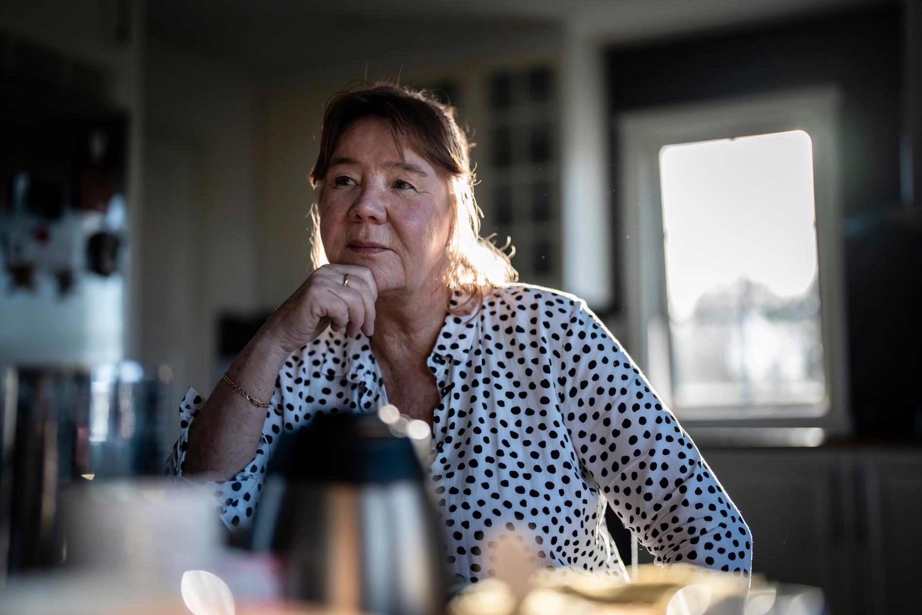 Lena Nikkinen anser inte att hennes pappa fick den vård han behövde och hade rätt till.