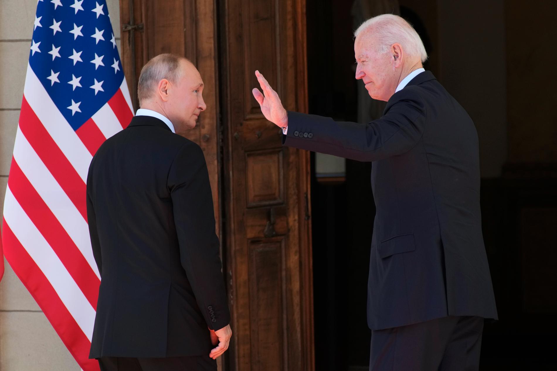 Rysslands president Vladimir Putin och USA:s president Joe Biden under ett möte i Schweiz 2021.