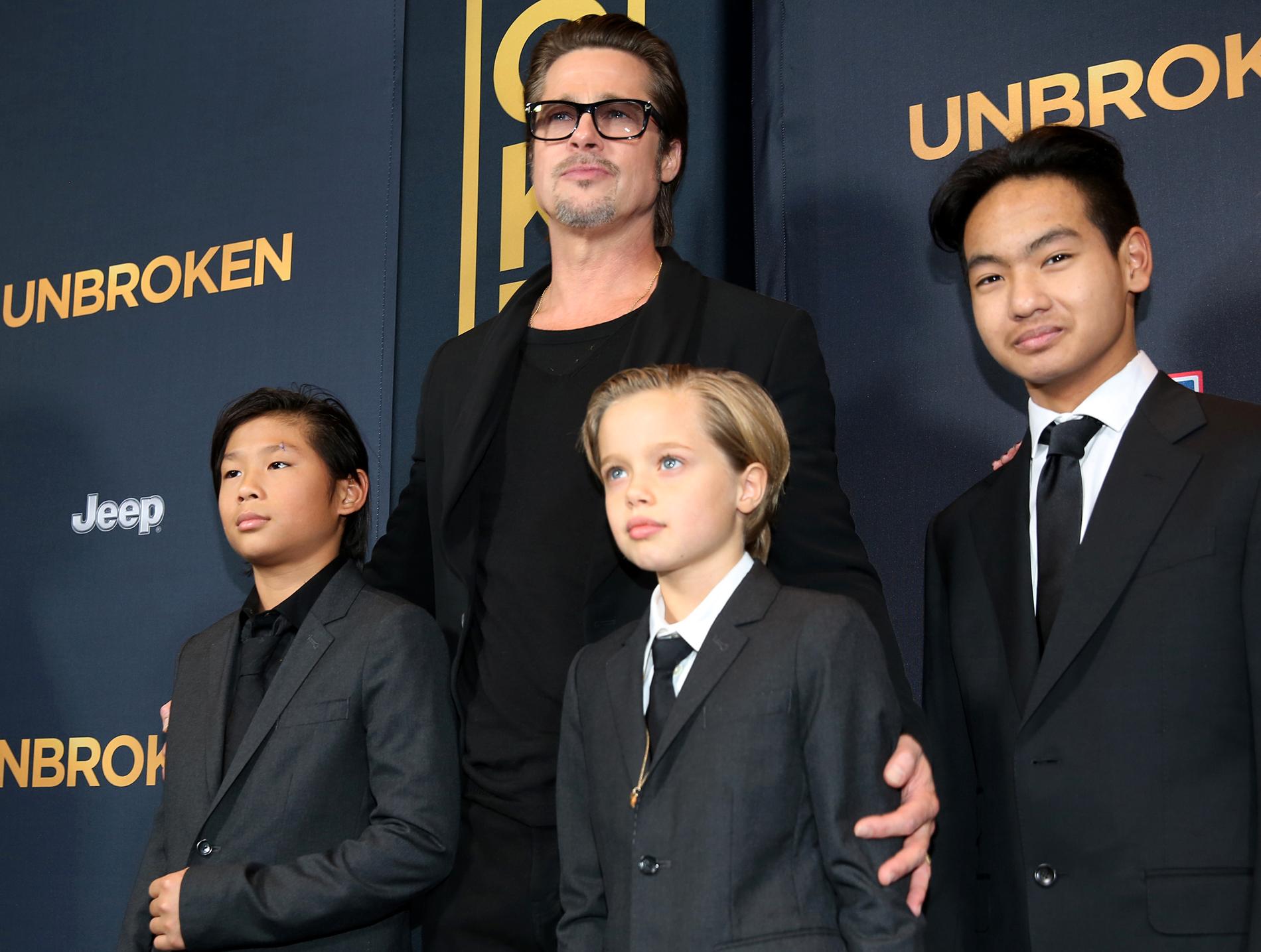 Brad Pitt tillsammans med tre av sönerna.