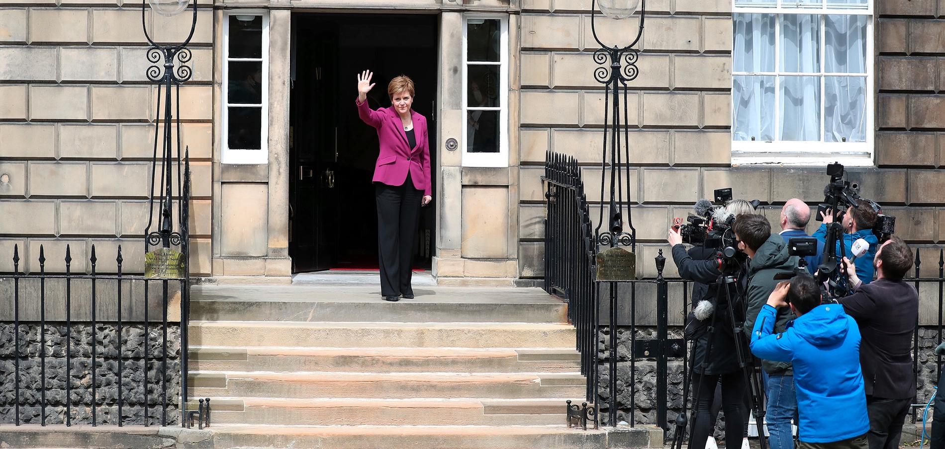 Skottlands Scottish National Partys ledare Nicola Sturgeon poserar för fotografer på Bute House i Edinburgh, efter att partiet vunnit sitt fjärde raka parlamentsval. ”Valresultatet visar att en andra självständighetsröstning för Skottland är ’landets vilja’, sa hon och tillade att ”alla politiker i London som stod i vägen skulle ’starta bråk’ med det skotska folkets demokratiska önskemål.”