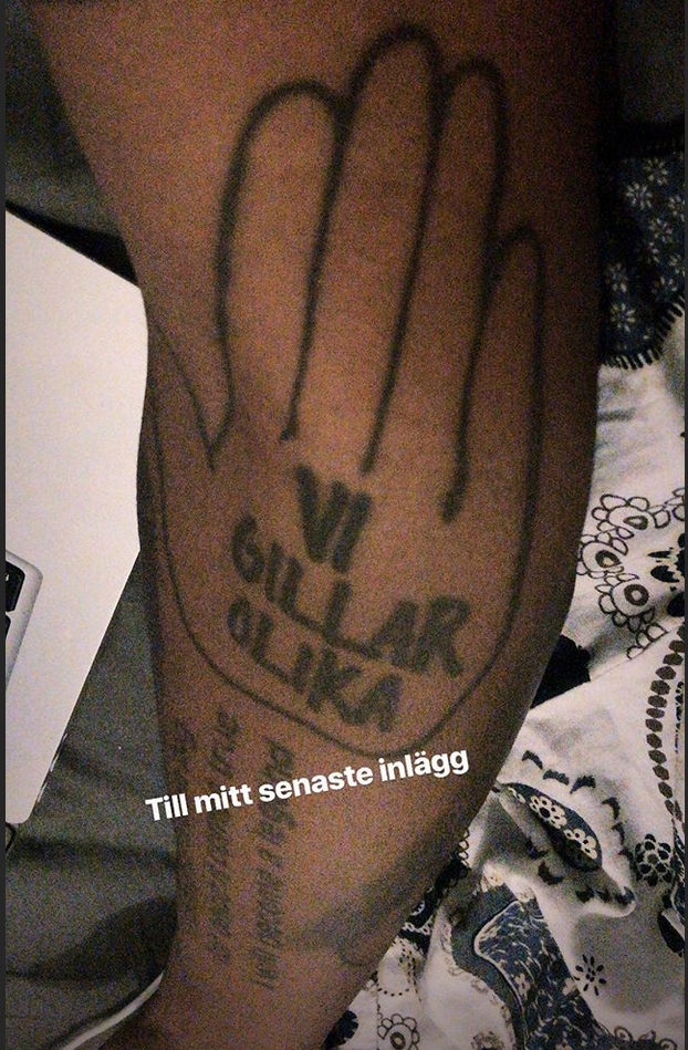 Louise Sand visar upp tatueringen med budskap mot rasism