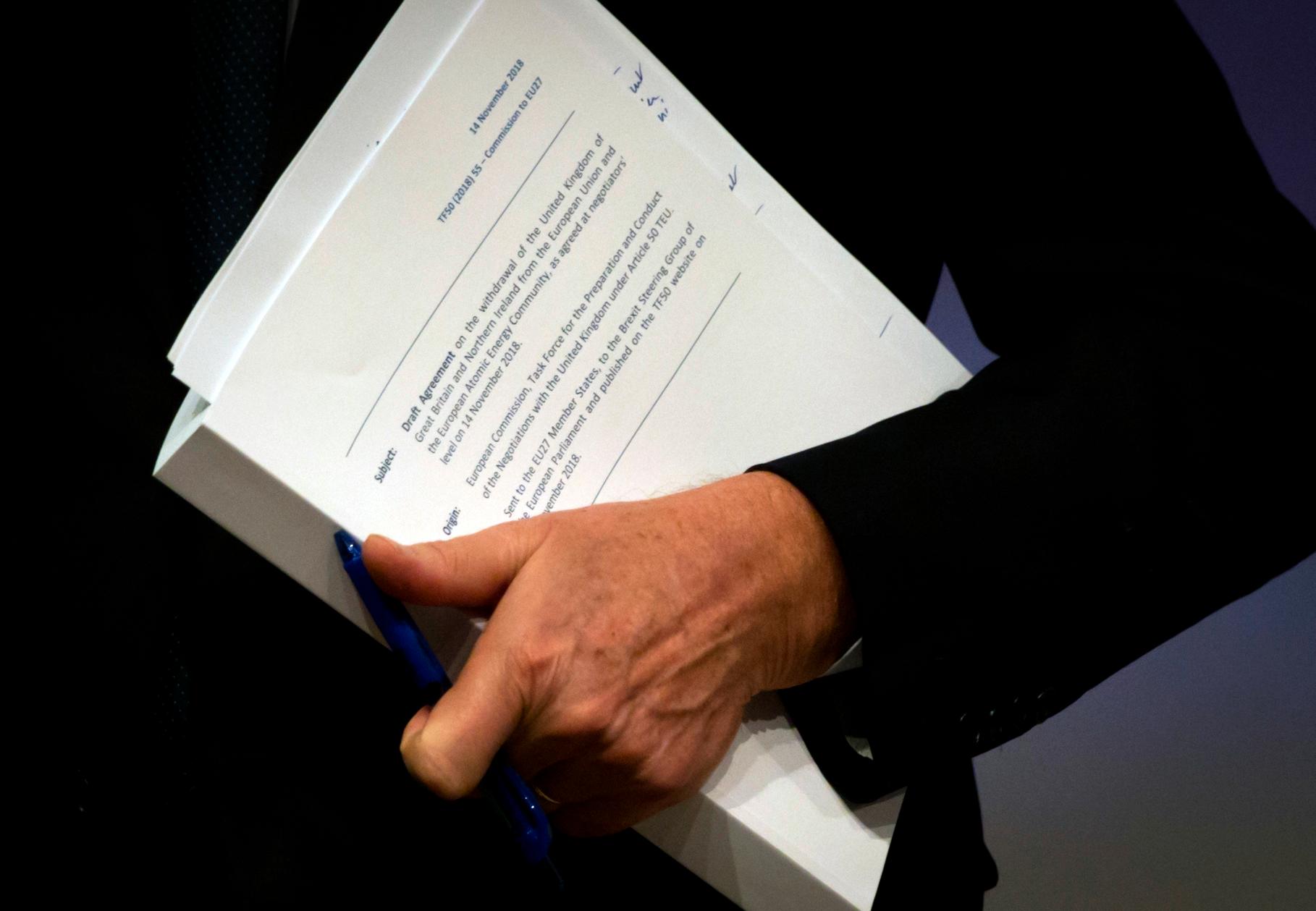 EU:s chefsförhandlare om brexit Michel Barnier med det 585 sidor långa utkastet till Storbritanniens utträdesavtalet med EU.