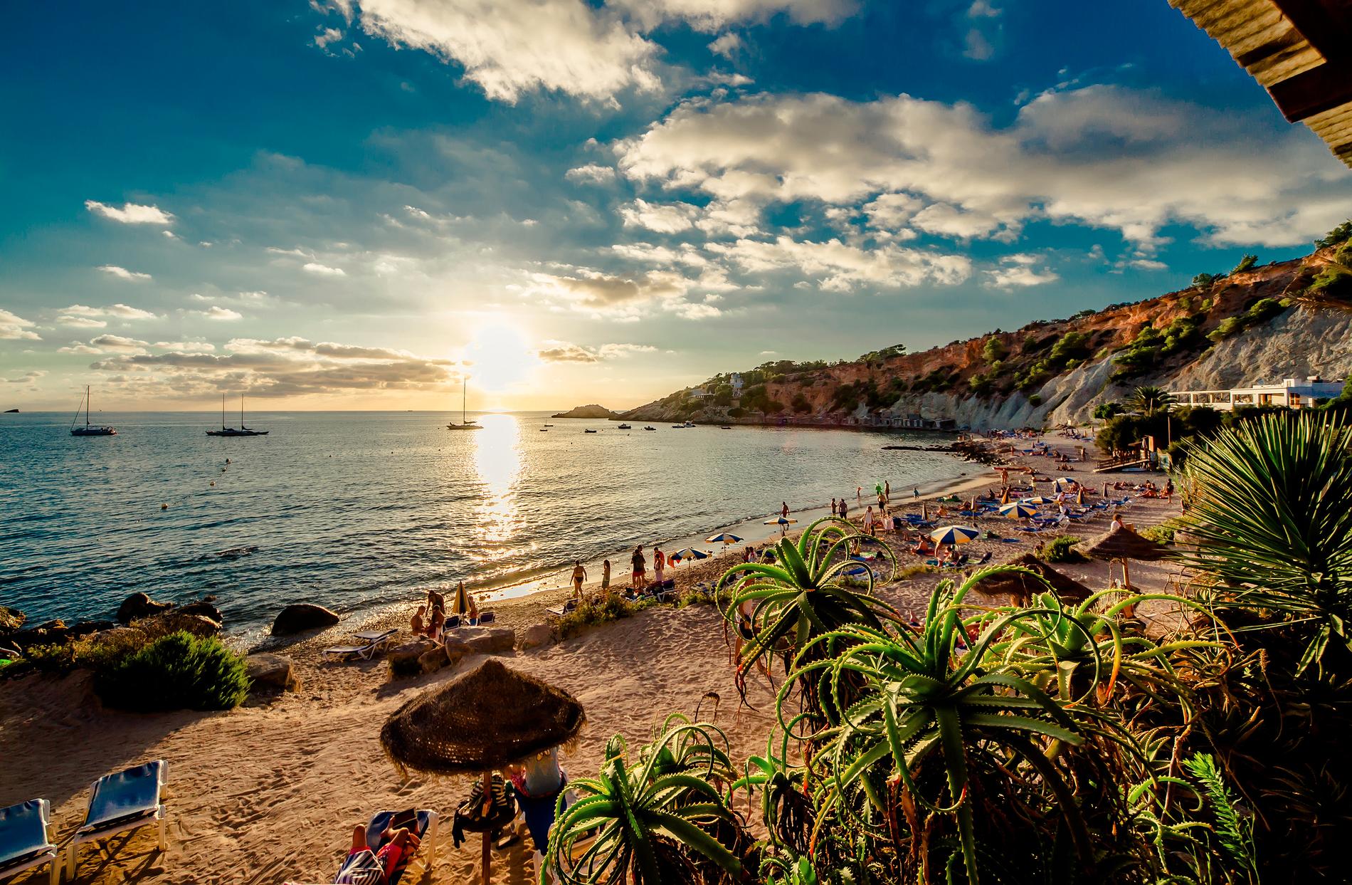 Nu kan alkohol förbjudas på flyg mot populära öar som Ibiza. 