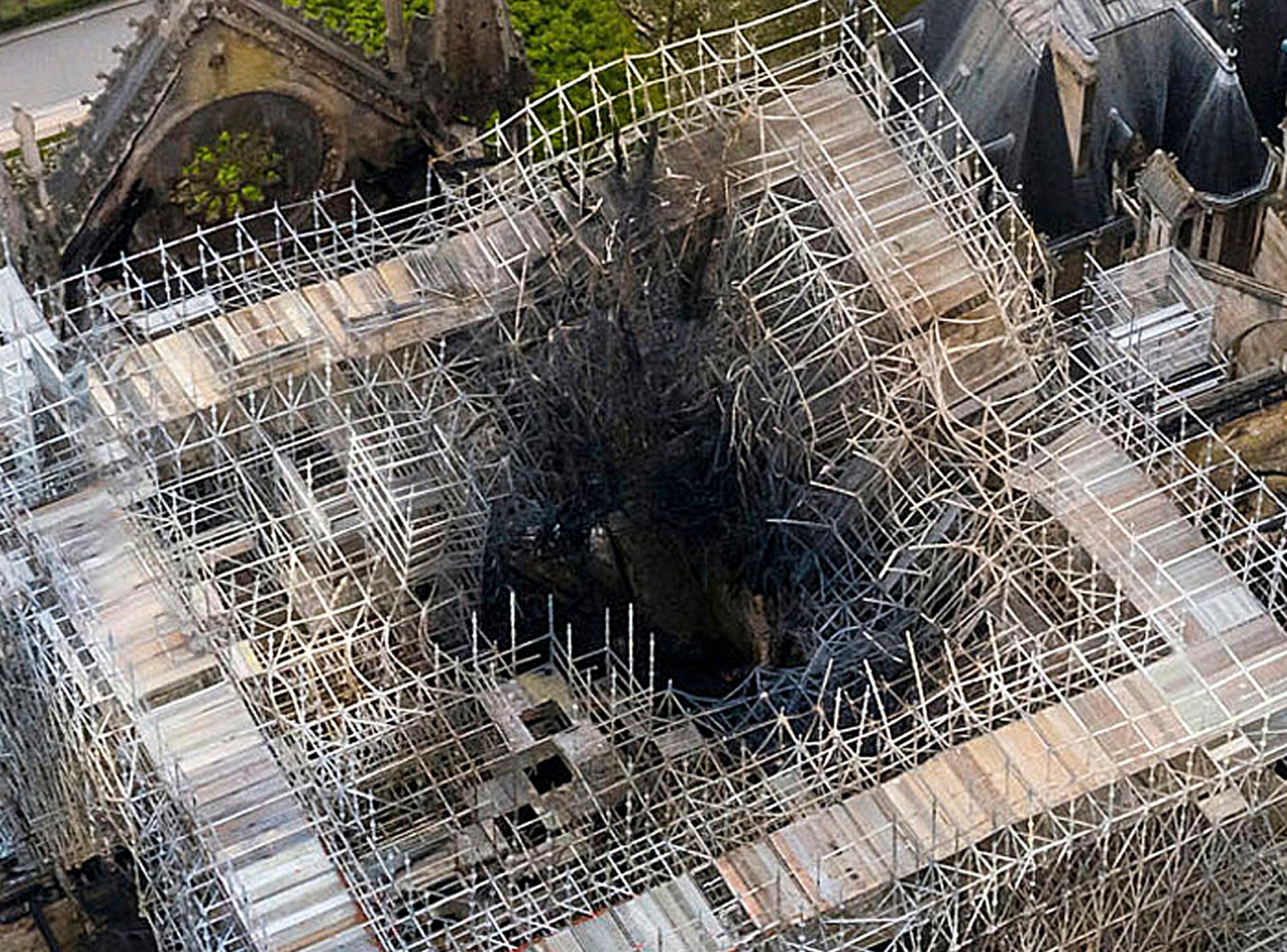 Här stod en gång katedralen Notre-Dames berömda spira. Efter branden i april kvarstår bara byggställningar som nu ska monteras ned. Arkivbild.