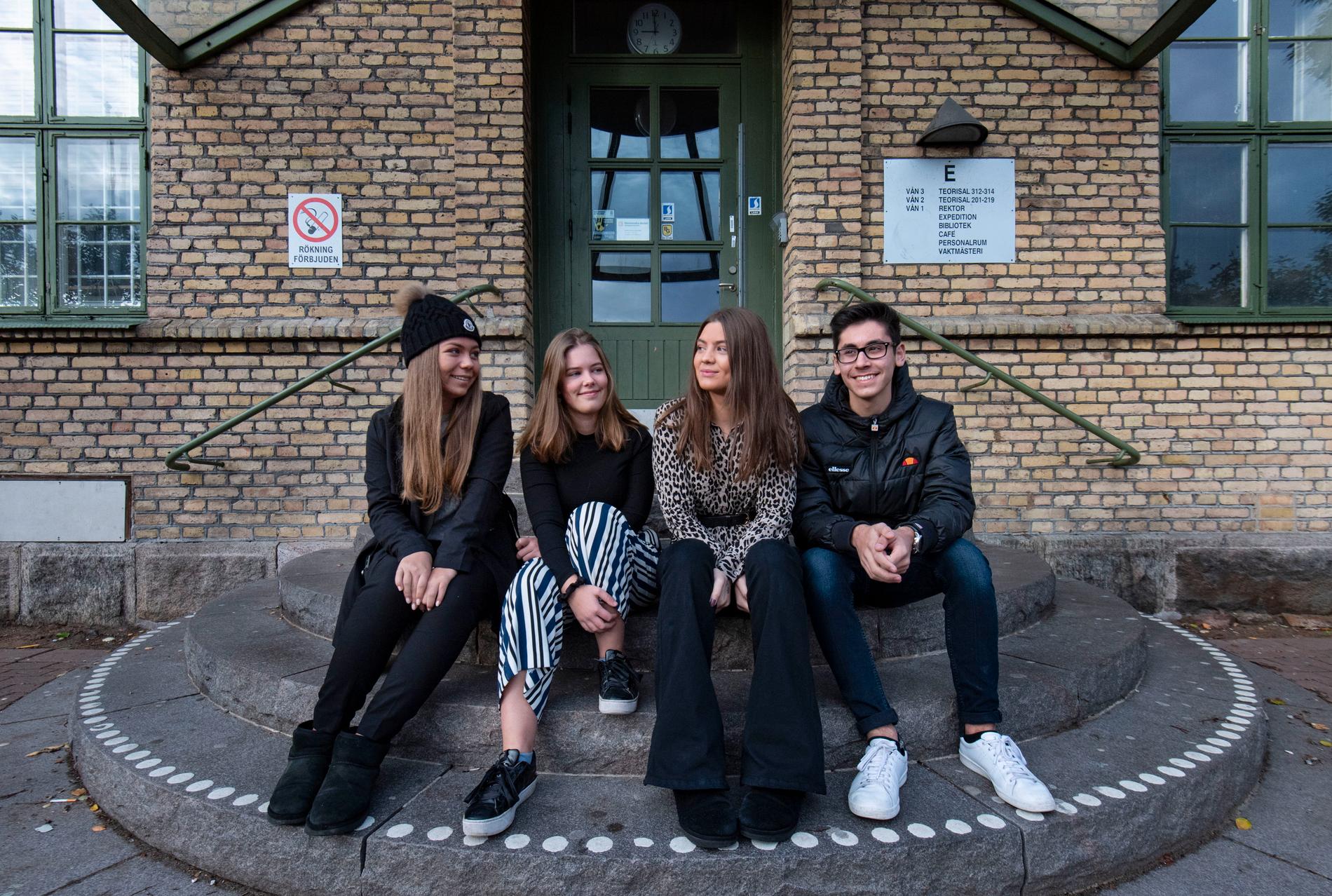 Mims Olsson, Theodora Eliasson, Sofia Axelsson och Emil Hyllén läser hotell- och turismprogrammet på Rönnowska skolan i Helsingborg, där man har gjort frivilliga drogtester av elever i flera år. Än så länge har de inte kommit i kontakt med drogtestmaskinen.