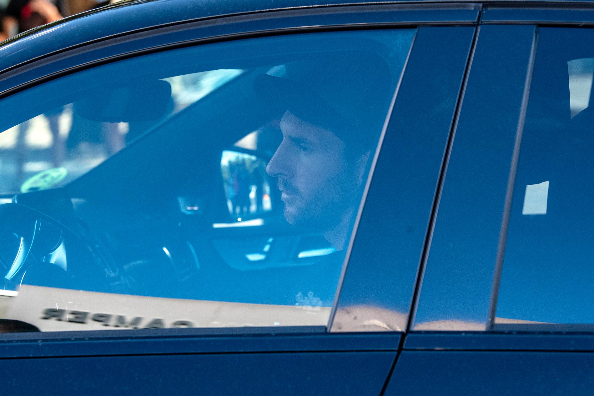 Leo Messi anländer till Barcelonas träning. 