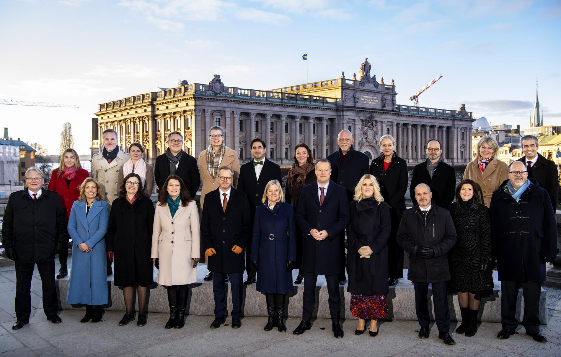 Ida Karkiainen, trea från vänster i övre raden, och resten av ministrarna i regeringen.