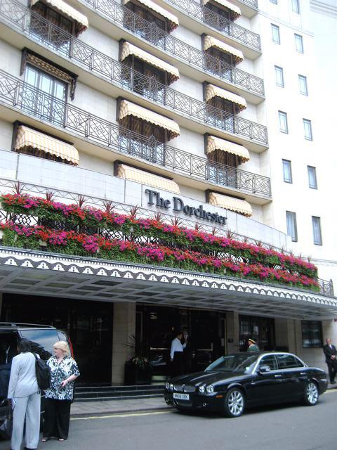 The Dorchester i London är ett av hotellen som Clooney vill att alla bojkottar.