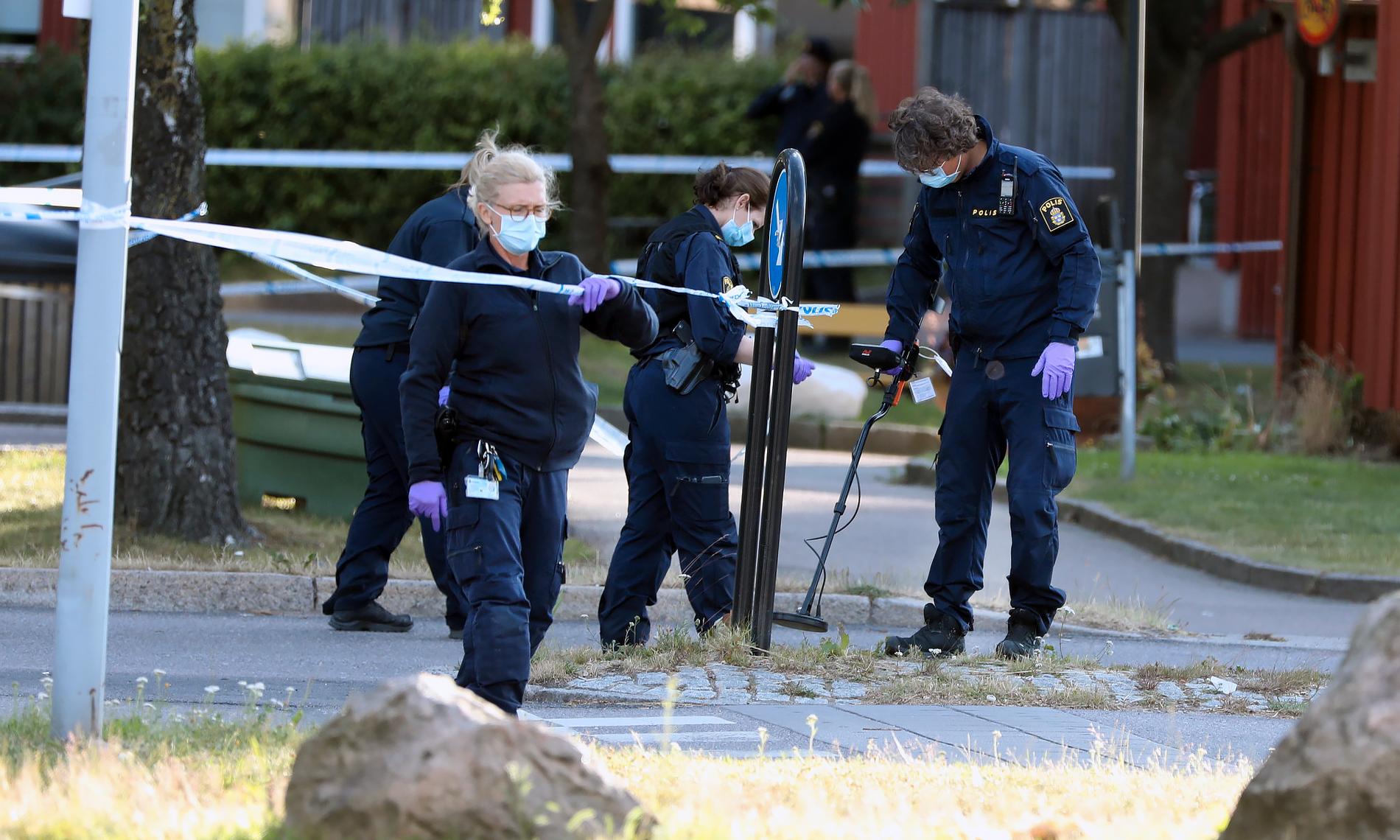 Kriminaltekniker arbetar på platsen där en polis sköts till döds i Göteborg.