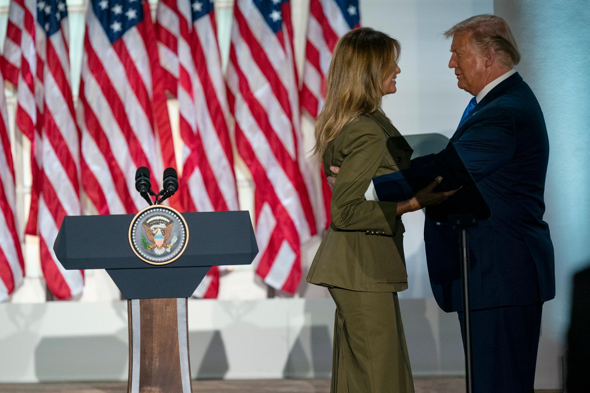 President Donald Trump omfamnar Melania Trump efter hennes tal på Republikanernas konvent.