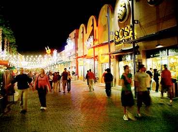 Restauranger, affärer och barer finns i Disney Downtown.
