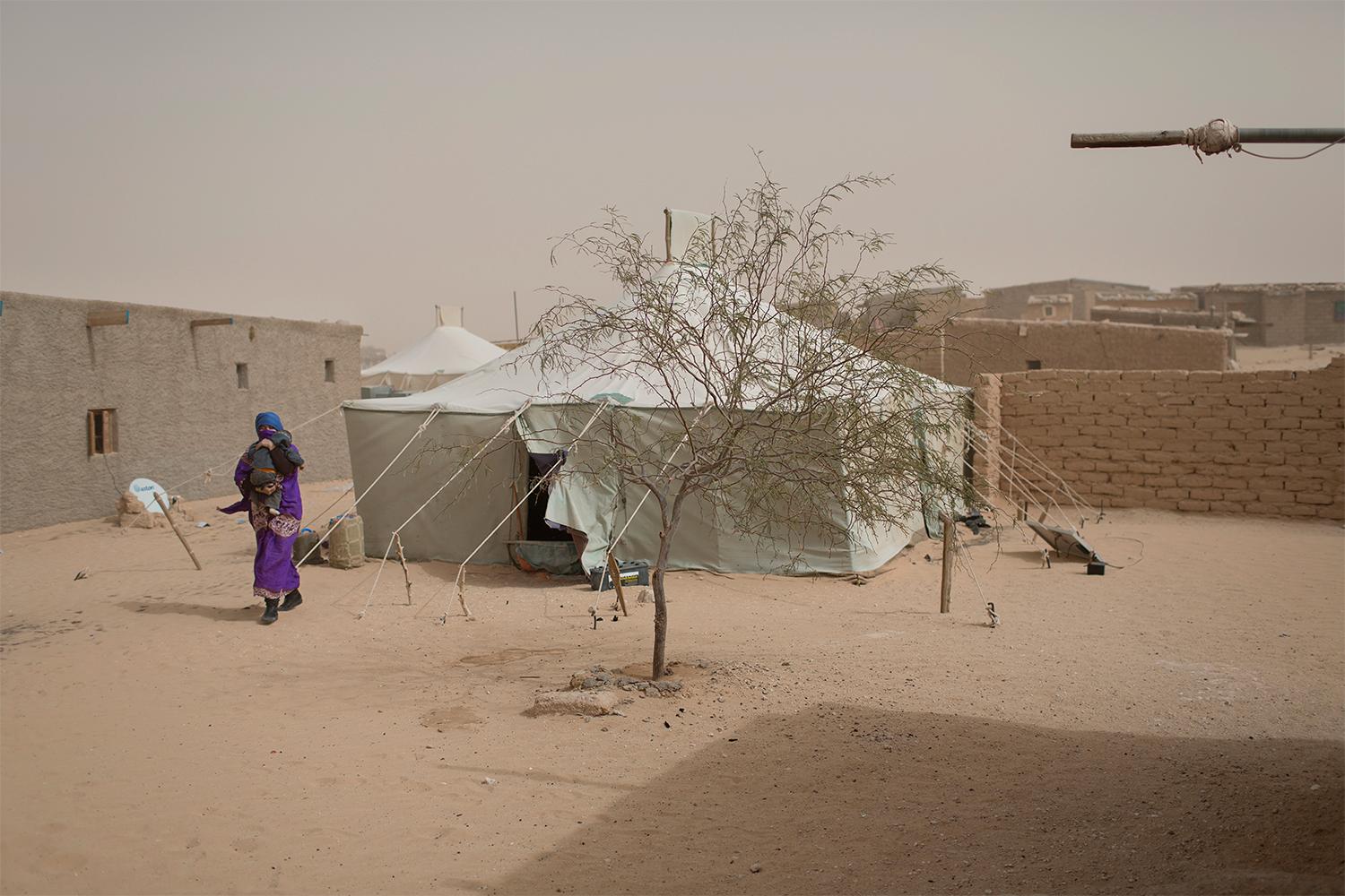 I flyktinglägret Smara utanför algeriska Tindouf bor tusentals flyktingar från Västsahara. Lägret är lugnt och fredligt, men 40 år efter att de första flyktingarna kom är invånarna fortfarande extremt fattiga och helt beroende av internationellt matbistånd. Johan Persson